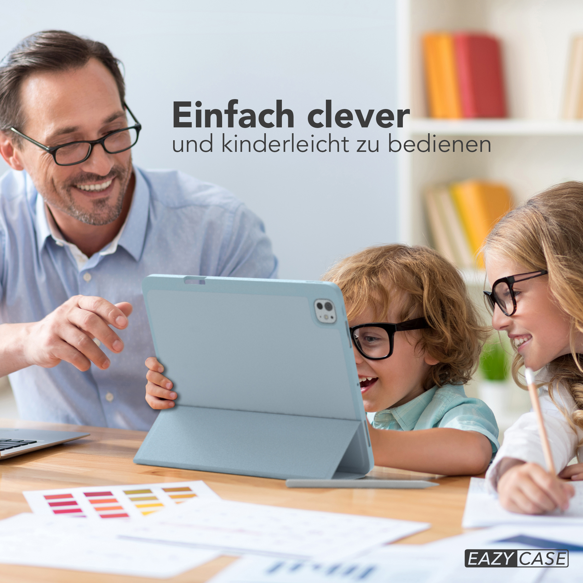 Ein Mann und zwei Kinder schauen auf ein Tablet. Die Kinder lächeln und tragen Brillen.