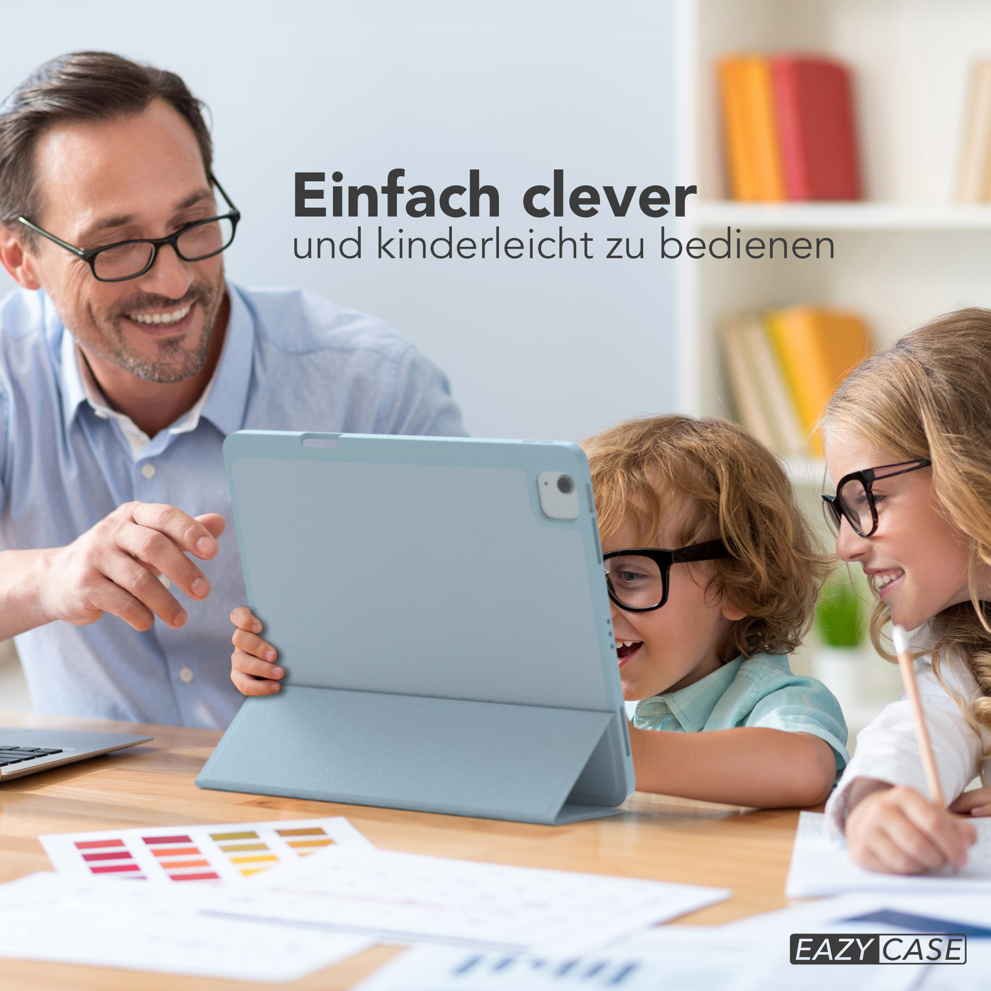 Mann, zwei Kinder schauen auf ein Tablet am Schreibtisch, mit Text: 'Einfach clever und kinderleicht'.