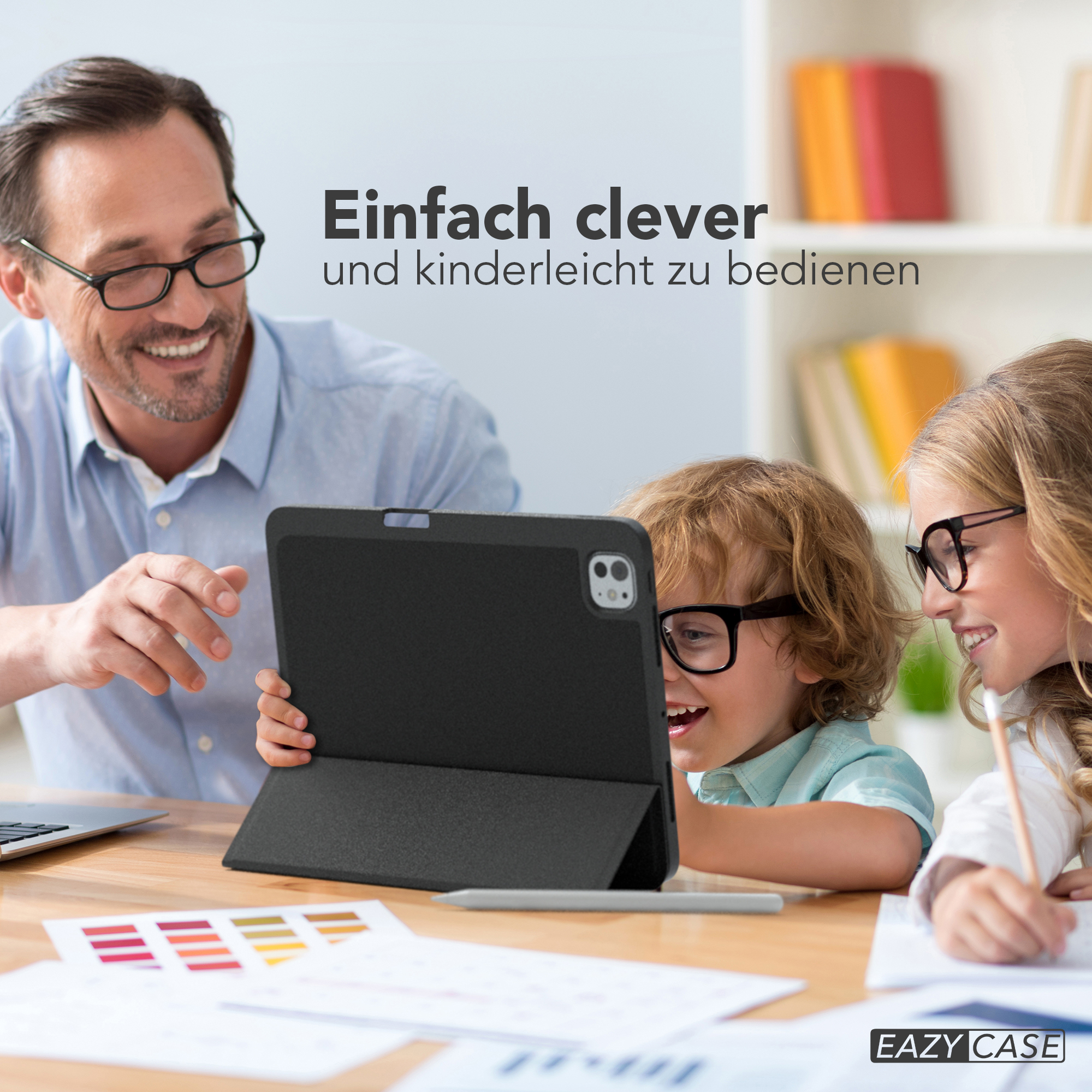 Ein Vater und zwei Kinder schauen auf ein Tablet. Das Tablet ist schwarz, der Text lautet: EAZY CASE.