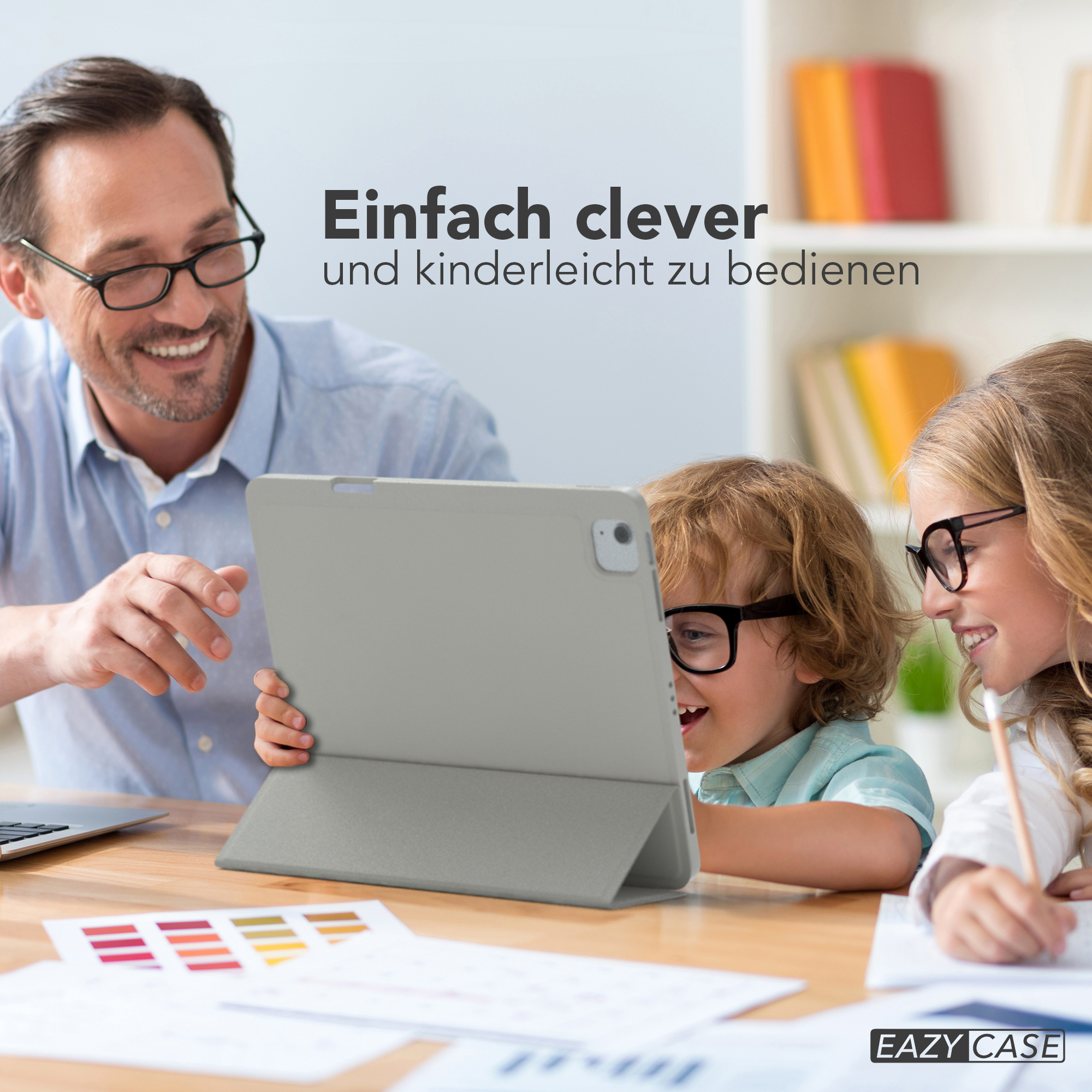 Eine Familie schaut auf ein Tablet. Ein Vater und zwei Kinder lächeln. Das Tablet hat eine hellgraue Hülle.
