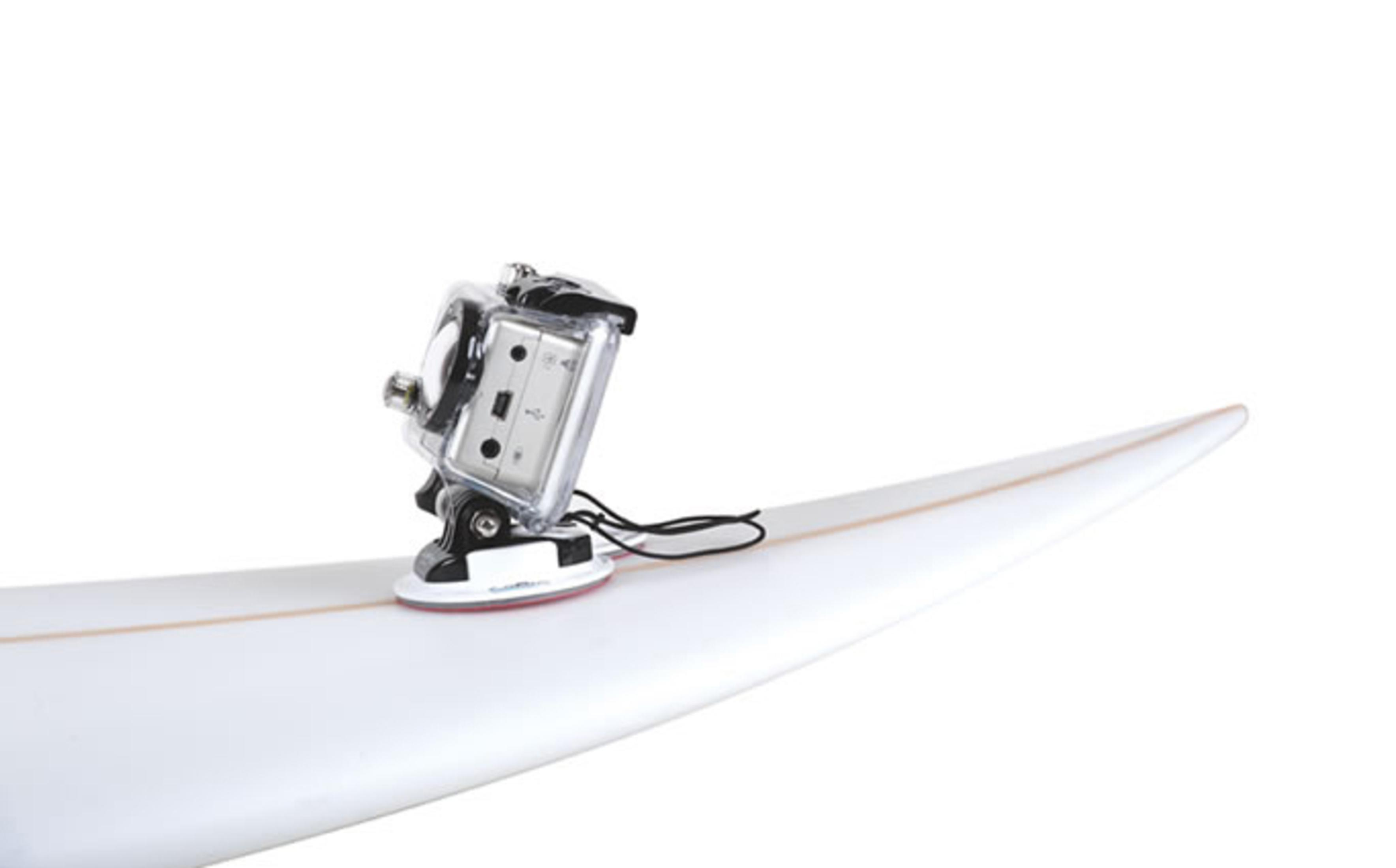 Una fotocamera GoPro in custodia impermeabile montata su una tavola da surf, isolata.