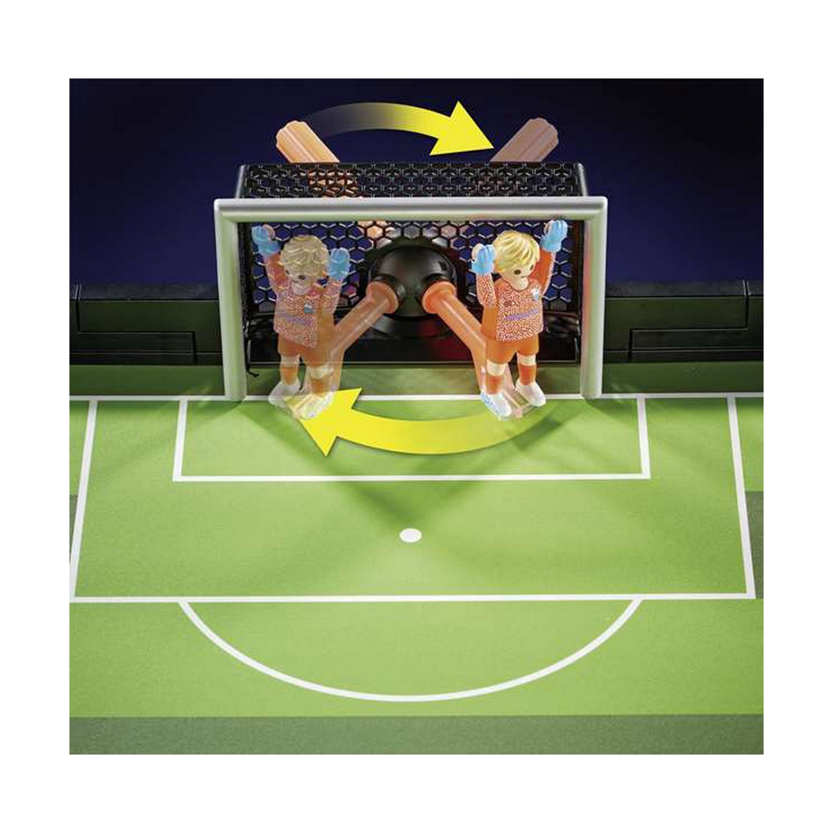 Zwei Spielzeugfußballspieler vor einem Tor. Ein grünes Feld und ein schwarzer Hintergrund sind sichtbar.