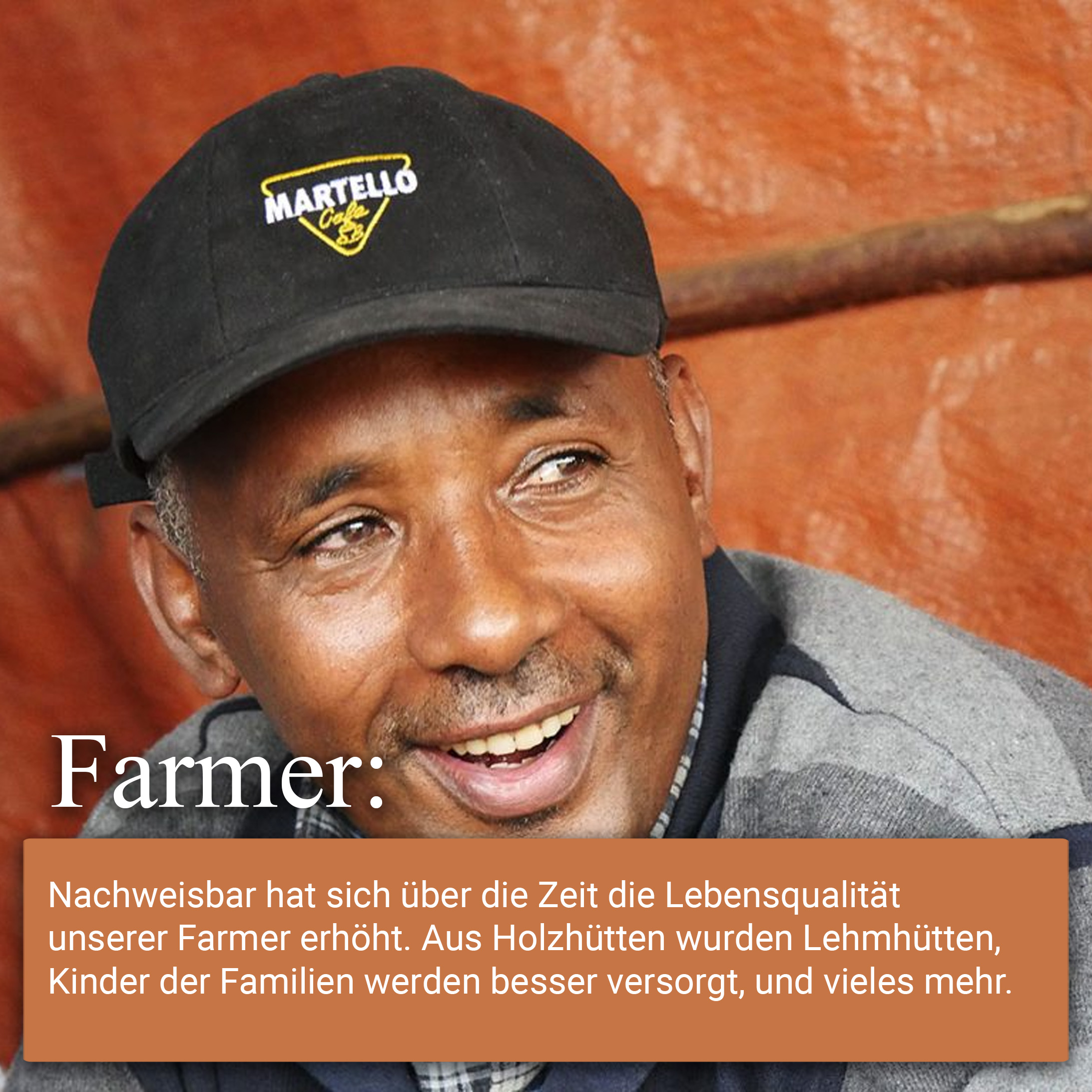 Uomo sorridente con cappellino Martello, con testo sugli agricoltori.