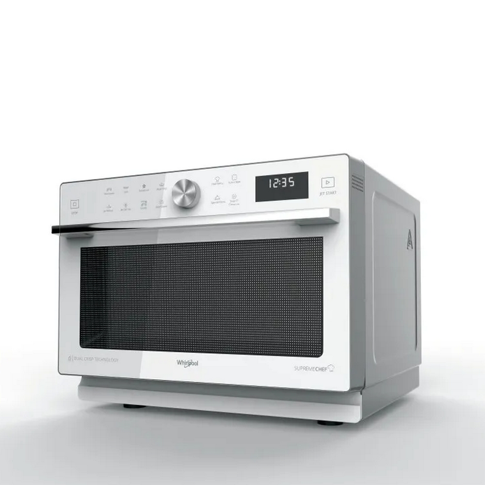 Biała kuchenka mikrofalowa Whirlpool z wyświetlaczem cyfrowym 12:35, przyciskami i uchwytem na białym tle.
