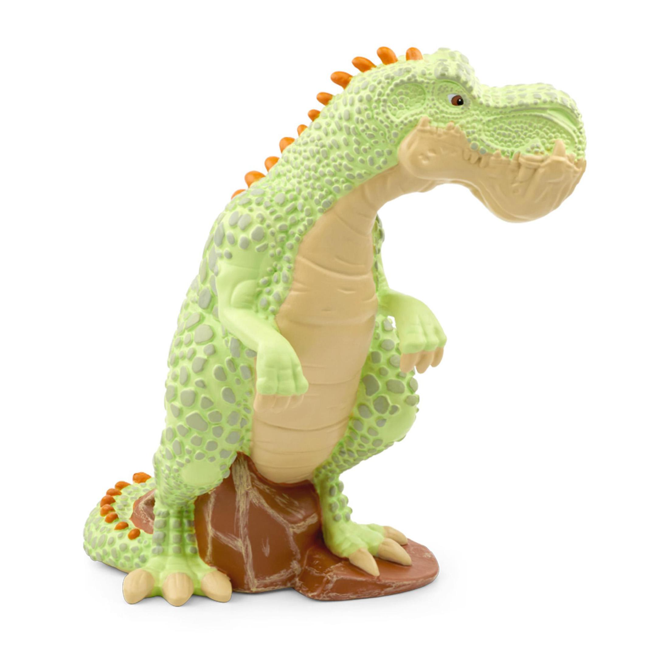 Grünes Dinosaurierspielzeug auf braunem Felsen, weißer Hintergrund.