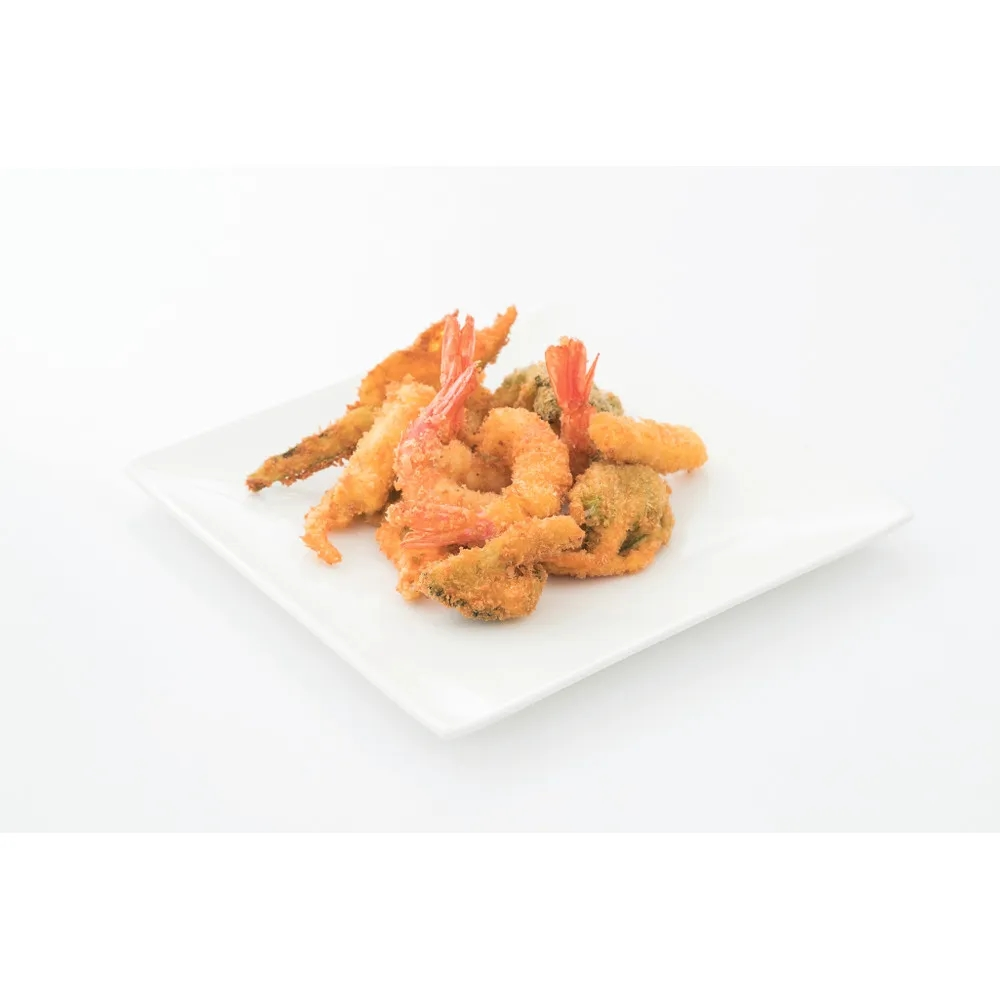 Talerz smażonego jedzenia, w tym krewetki i warzywa, na białym kwadratowym talerzu.