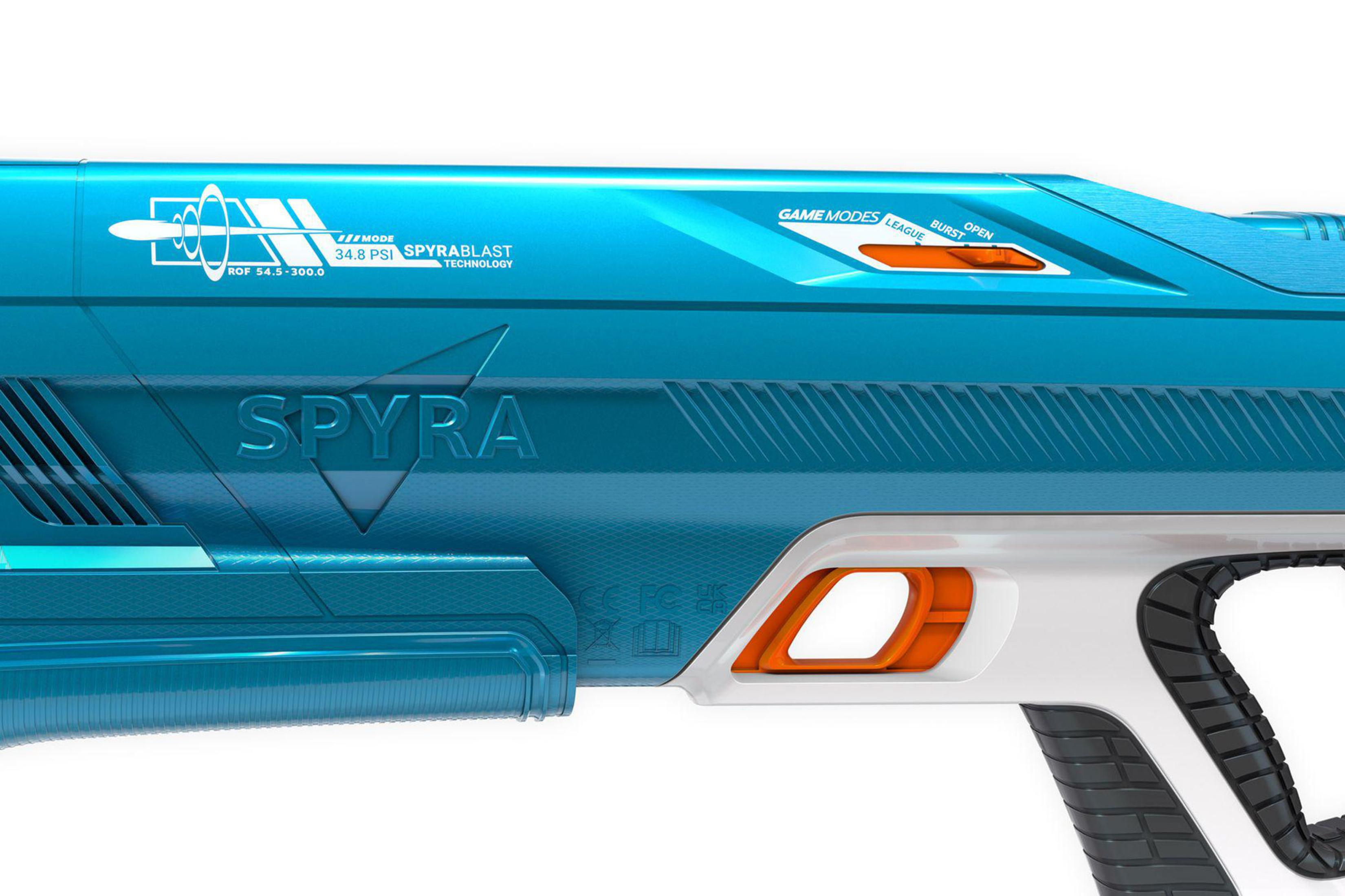 Blaue und weiße Spielzeug-Wasserpistole mit Text und Details, isoliert vor weißem Hintergrund.