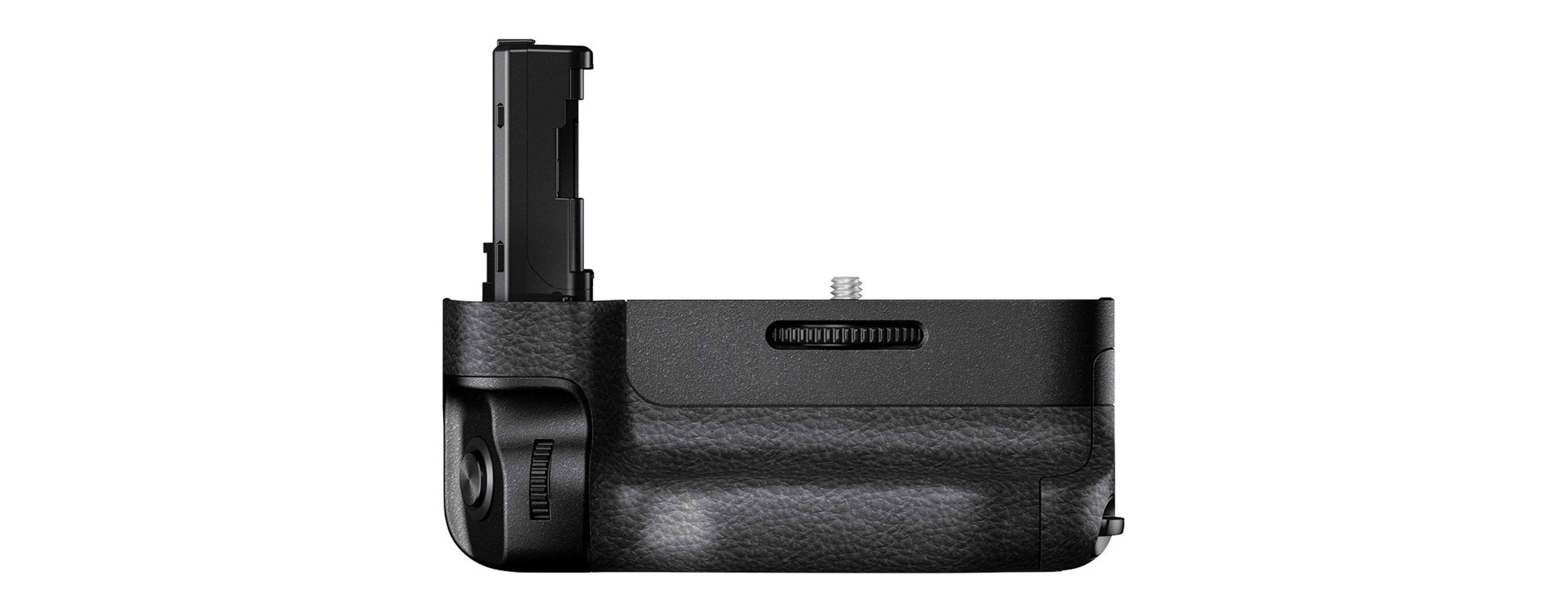 Schwarzer Kameragriff mit Batteriefach und Knopf. Es ist auf weißem Hintergrund.