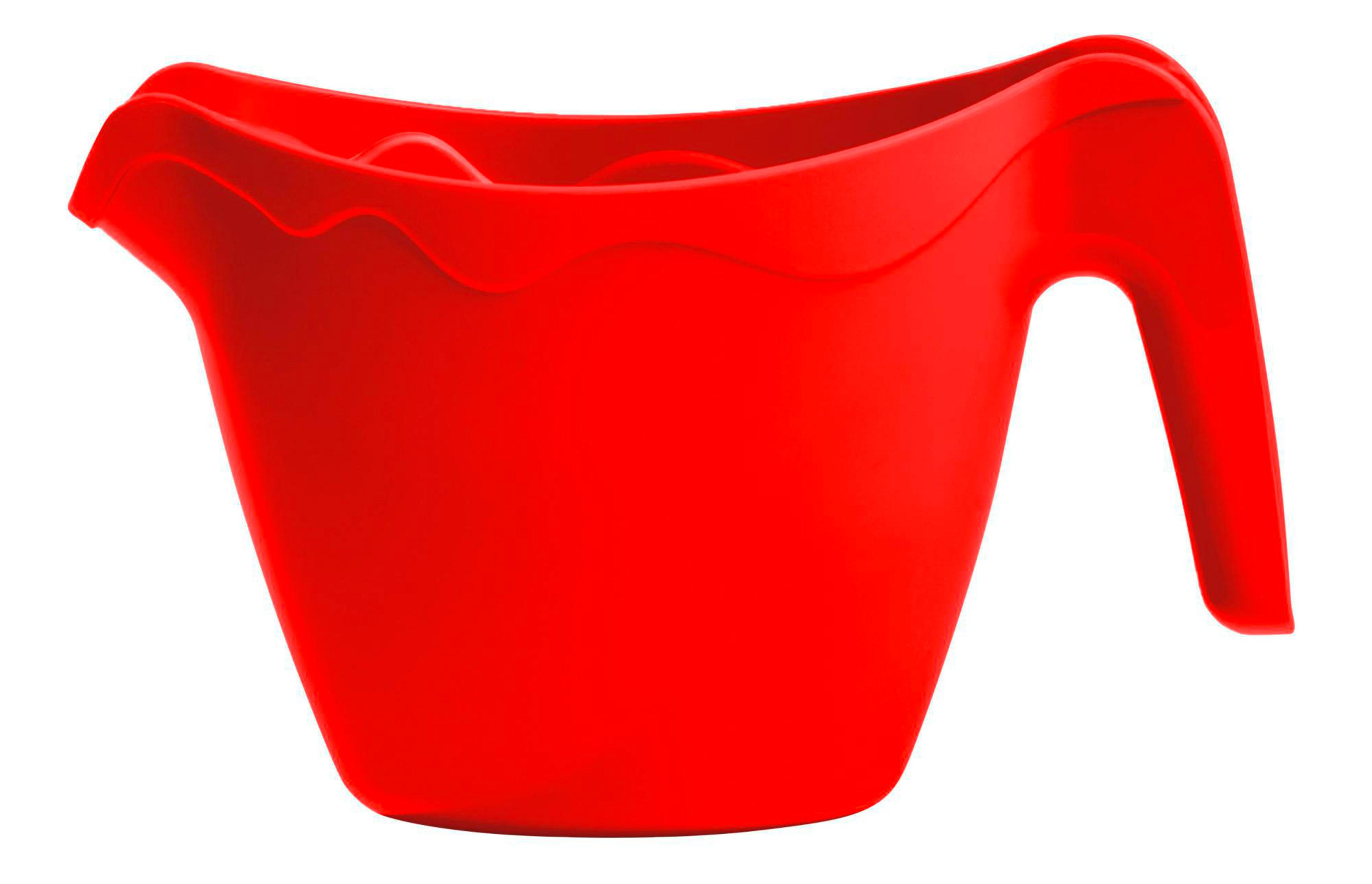 Ein roter Plastikkrug mit Griff, Ausguss und gewelltem Rand, isoliert auf Weiß.