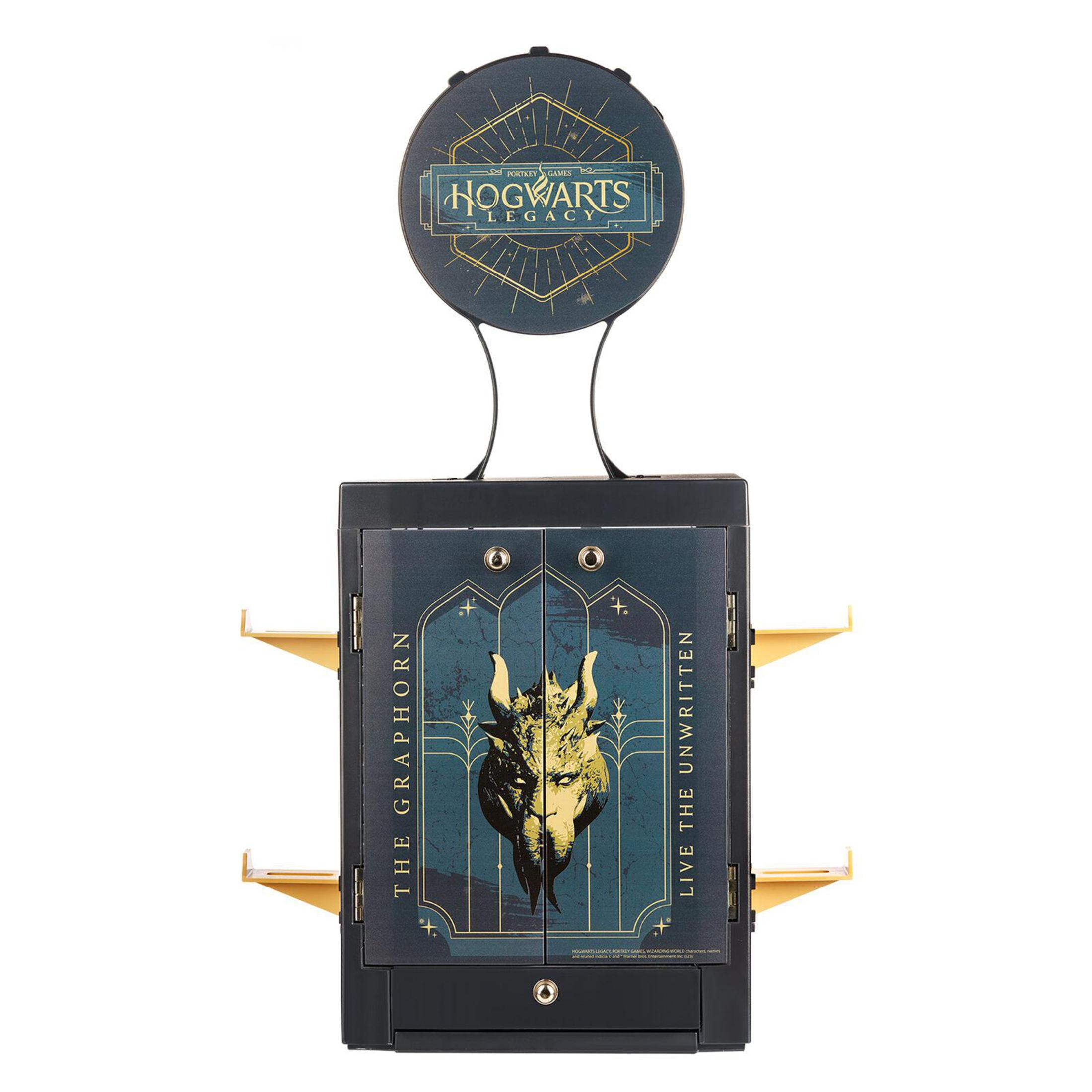 Ein Hogwarts Legacy-Spiel-Display mit Schild und Regalen, mit einem gehörnten Wesen.