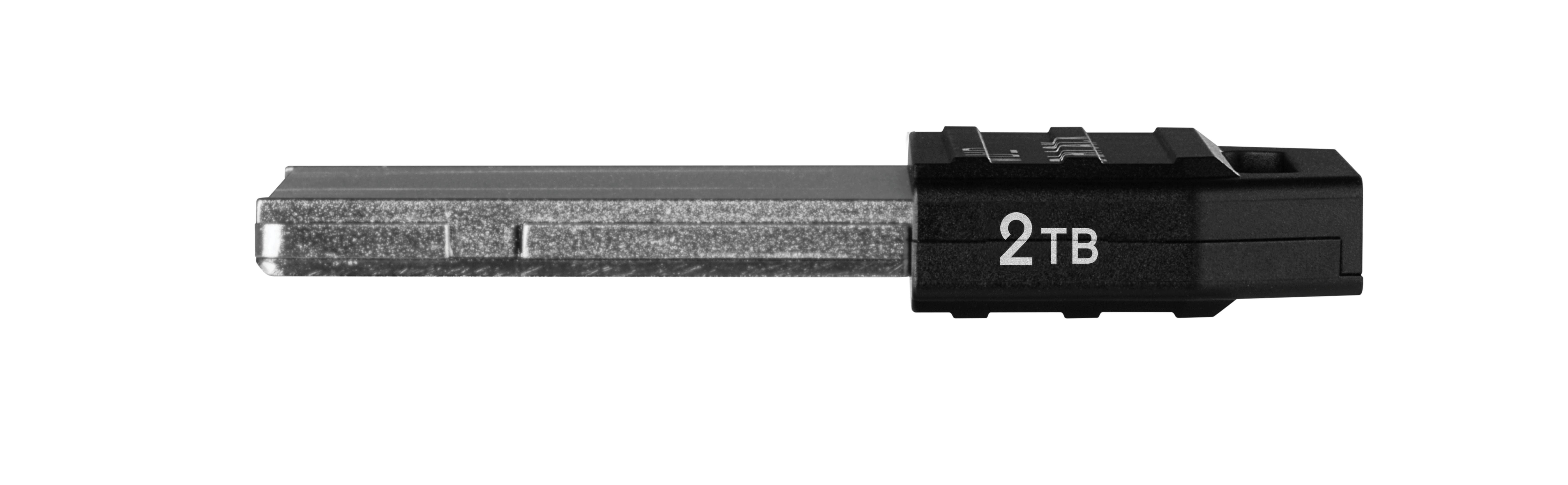 Eine schwarze und silberne 2TB SSD-Festplatte, isoliert auf weißem Hintergrund.