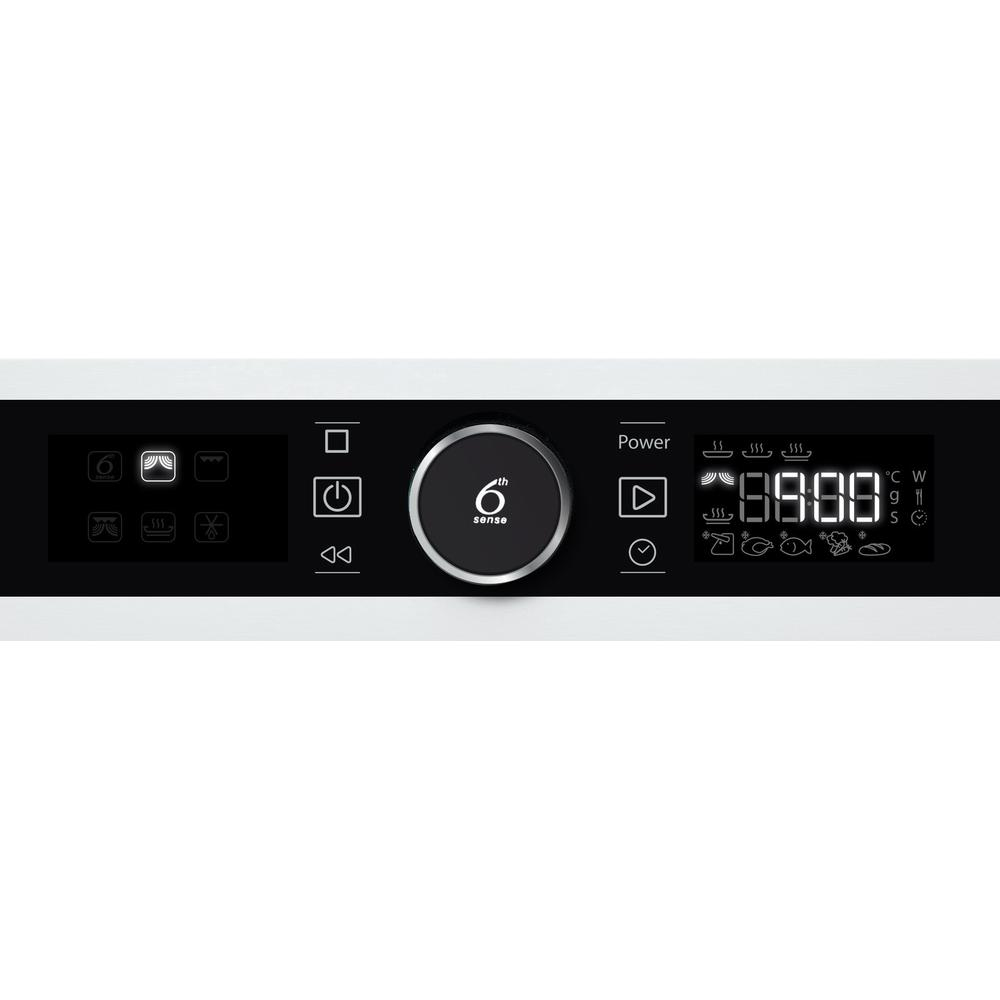 Primer plano del panel de control de un horno microondas blanco que muestra la hora y los ajustes con una pantalla digital.