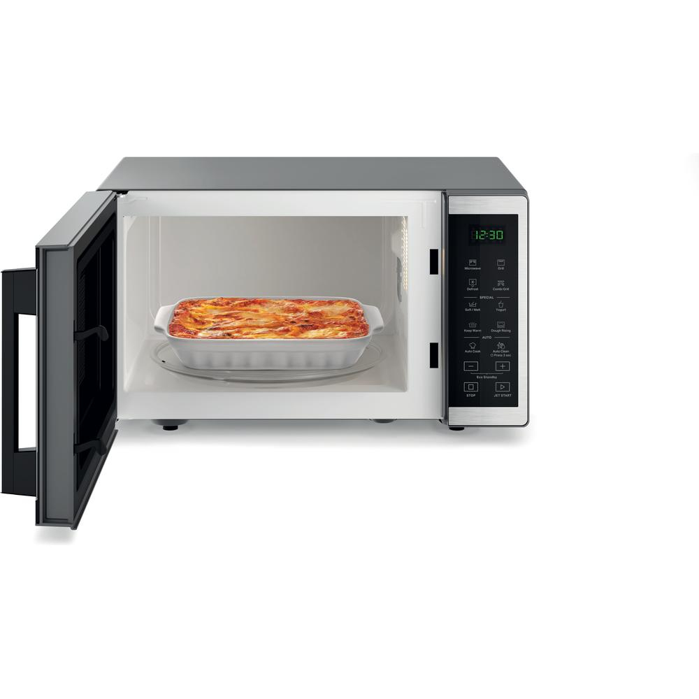Magnetron met open deur, lasagneschotel binnenin. Digitaal display toont tijd.