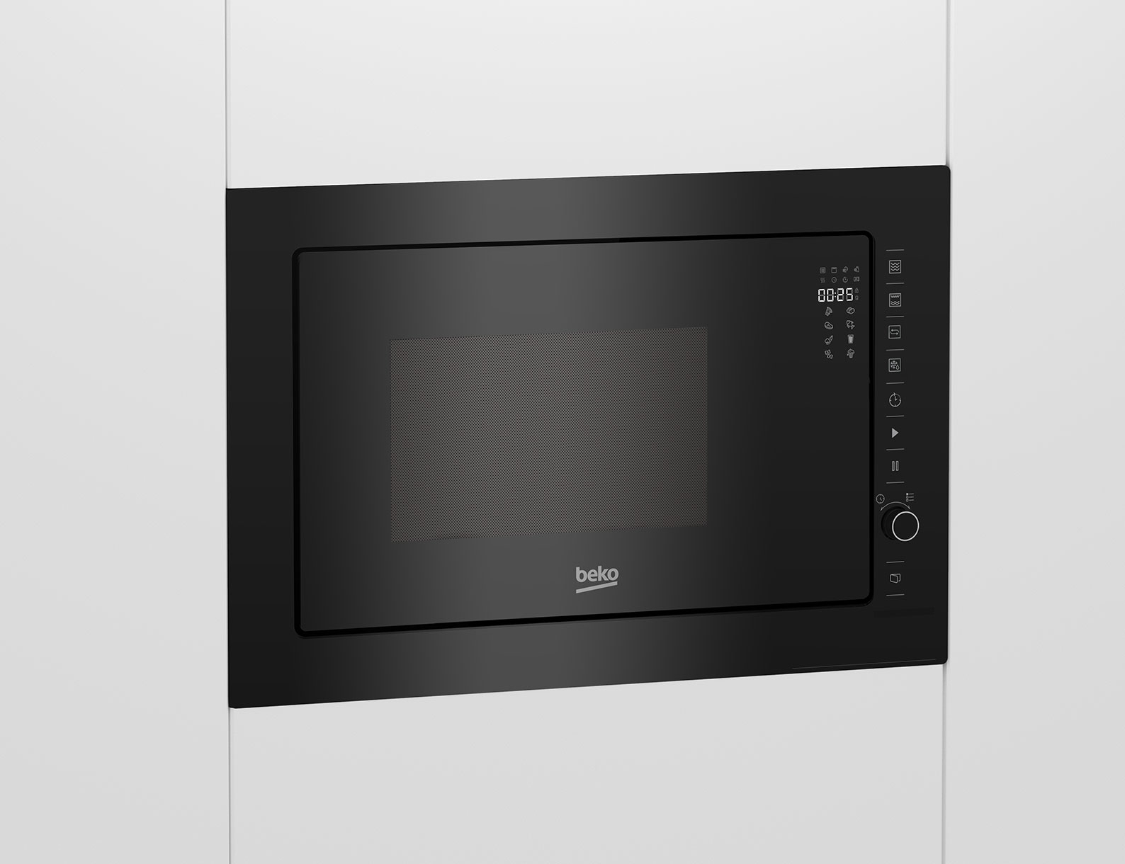 Forno a microonde Beko nero da incasso. Il display mostra l'ora. Sfondo di armadio bianco.