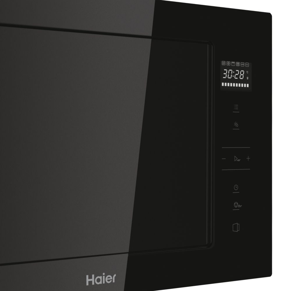 Un primo piano del display di un forno a microonde nero che mostra l'ora e altre impostazioni.