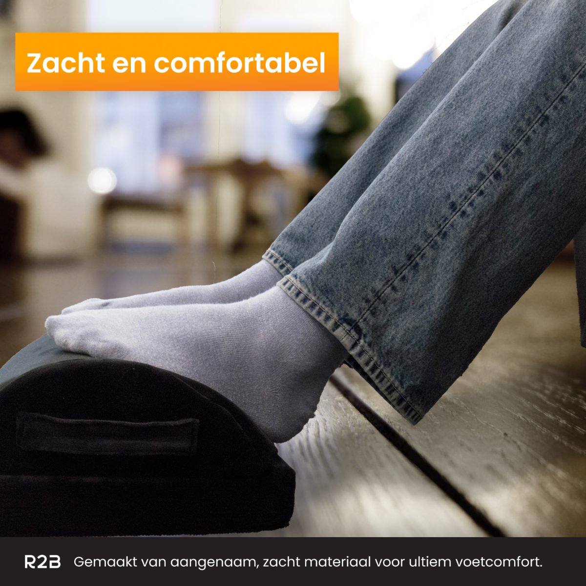 Person in Jeans und Socken, Füße auf einer schwarzen Fußstütze. Text besagt, dass es weich und bequem ist.