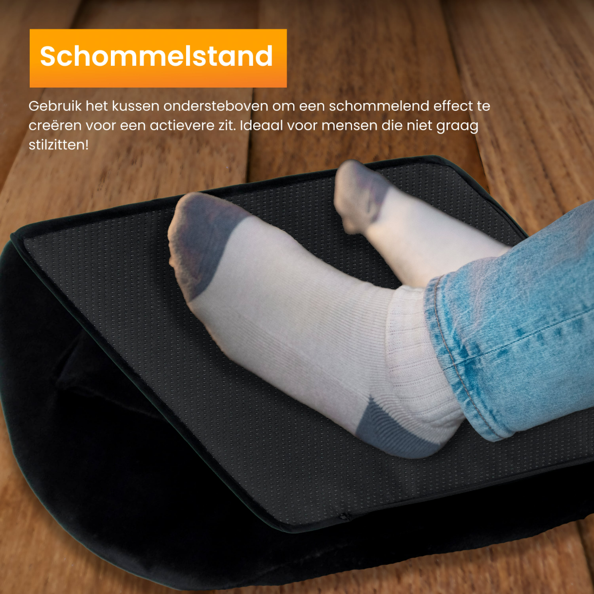 Eine schwarze Fußstütze mit rutschfester Oberfläche und Füße einer Person in weißen Socken und Jeans.