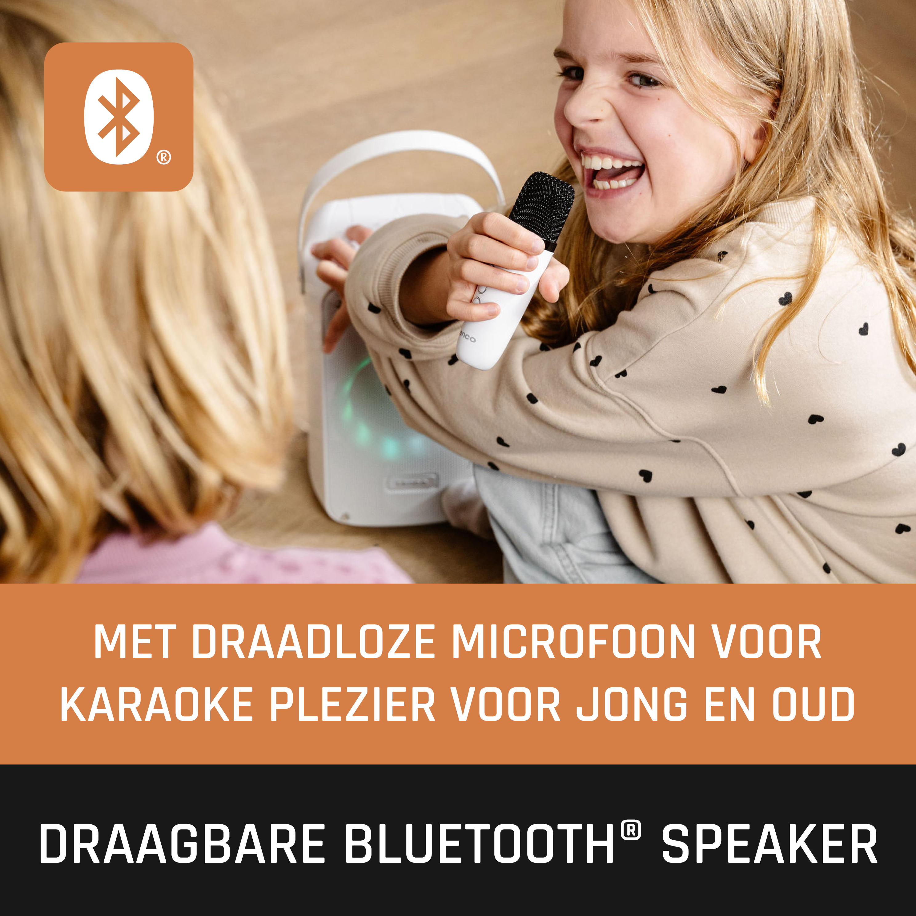 Twee meisjes, Bluetooth-luidspreker, tekst: Karaoke plezier voor jong en oud.