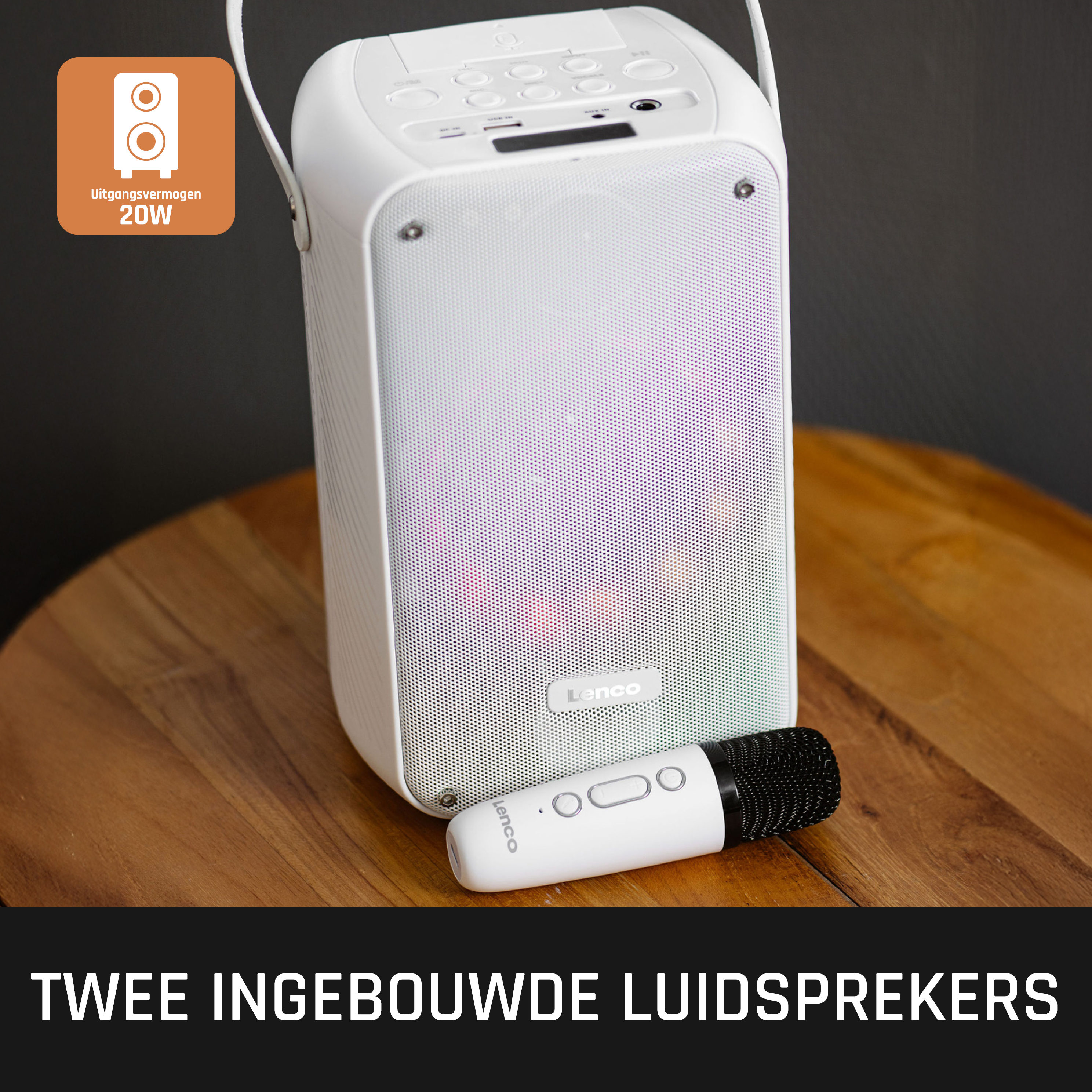 Witte draagbare luidspreker en een microfoon op een houten tafel. Oranje tekstvak zegt 20W.