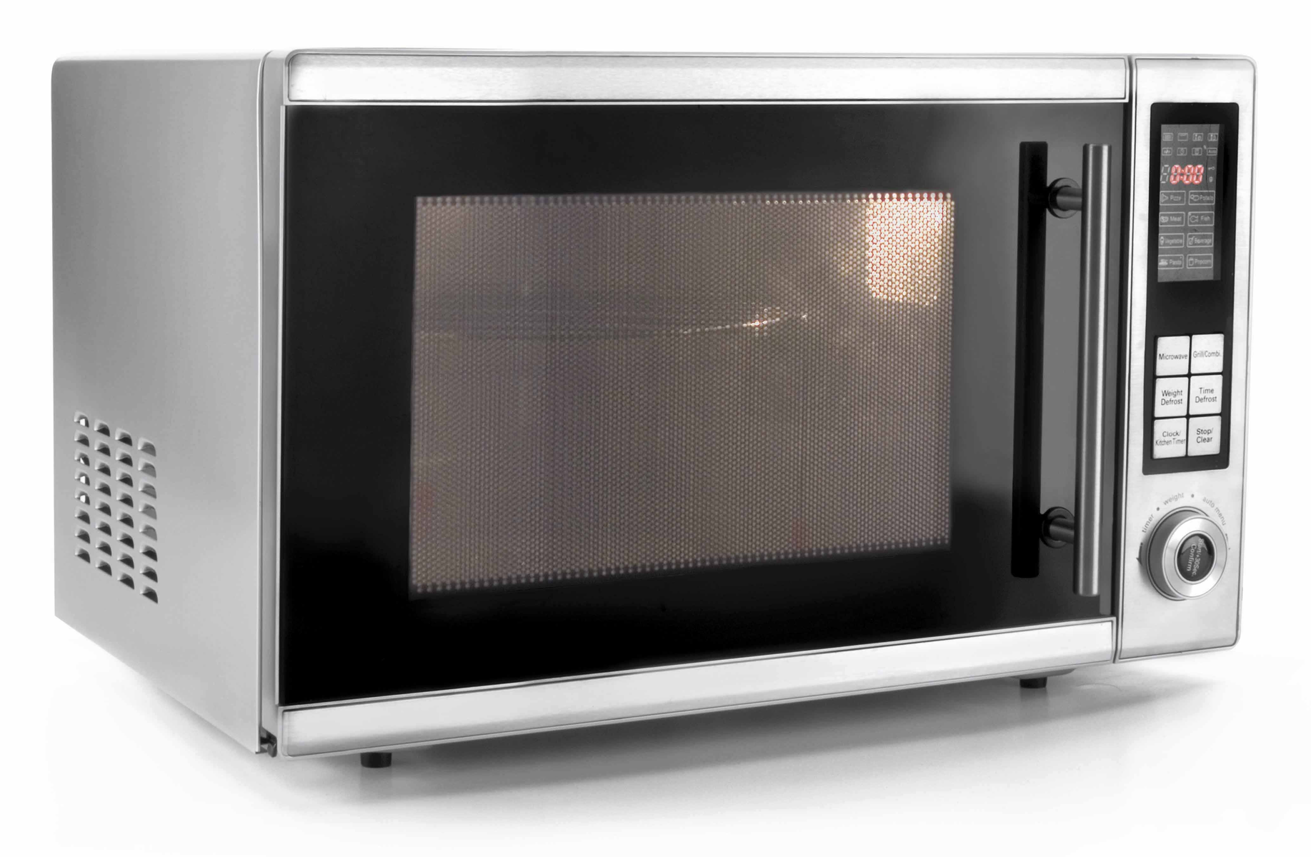 Microonde argentato, chiuso, su bianco. Porta in vetro nera, display digitale, pulsanti visibili.