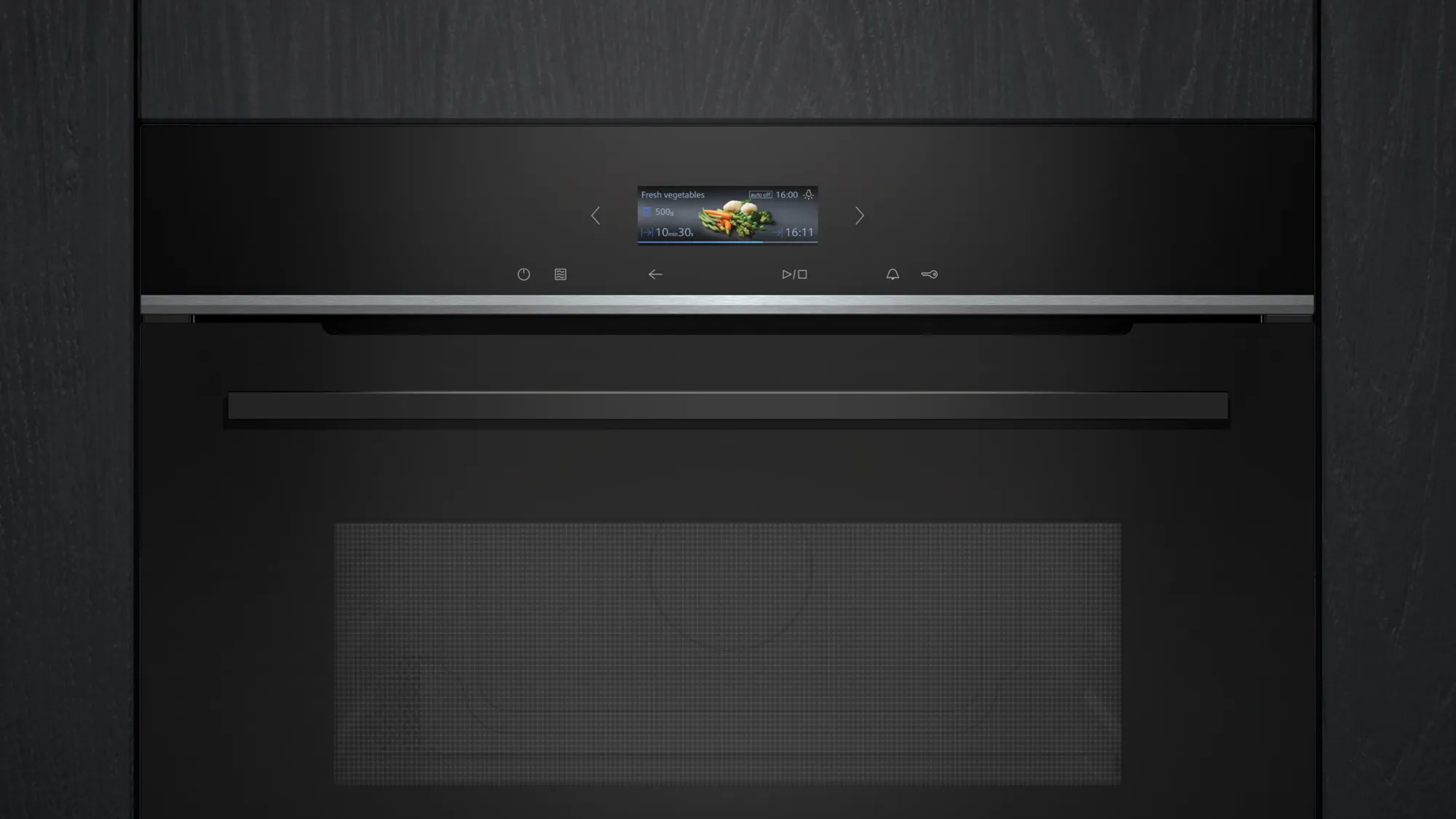 Zwarte magnetron, gesloten deur. Display toont instellingen. Donkere keukenomgeving.