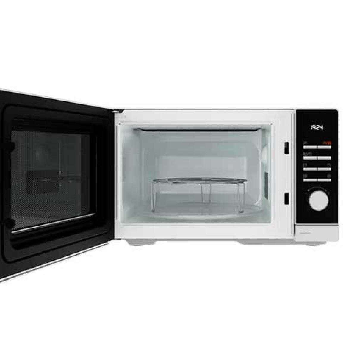 Kuchenka mikrofalowa z otwartymi drzwiami, pokazująca wnętrze i metalową półkę. Białe tło.