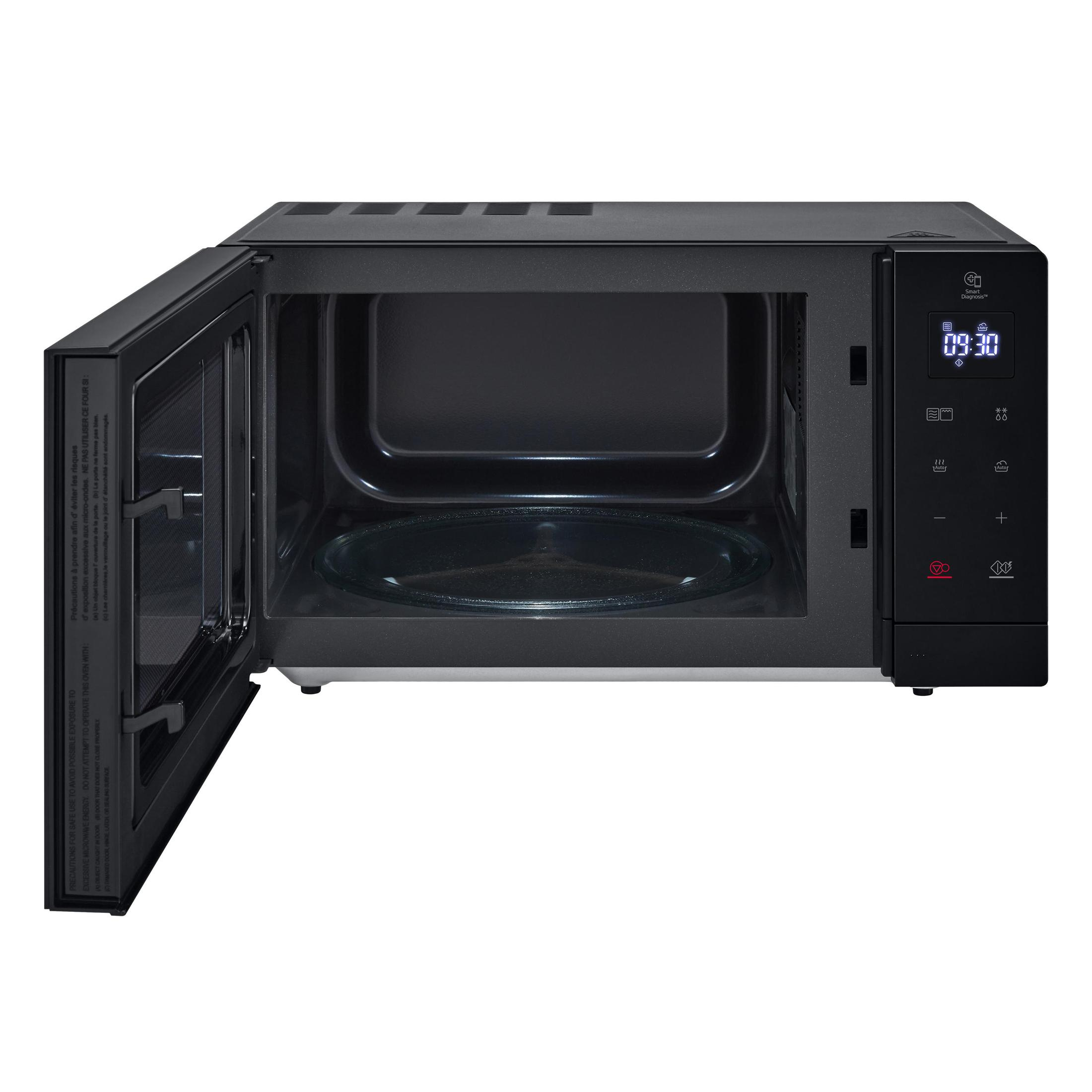 Forno a microonde nero con porta aperta. L'interno ha un vassoio di vetro e il display mostra l'ora.