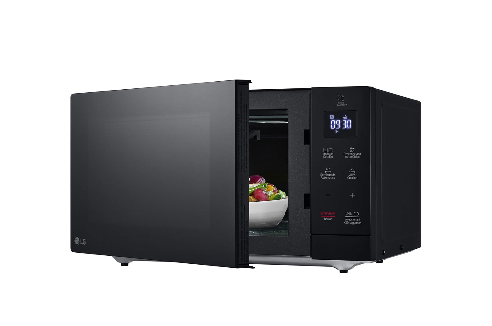 Microonde nero con porta aperta, una ciotola di cibo all'interno e display digitale con l'ora.