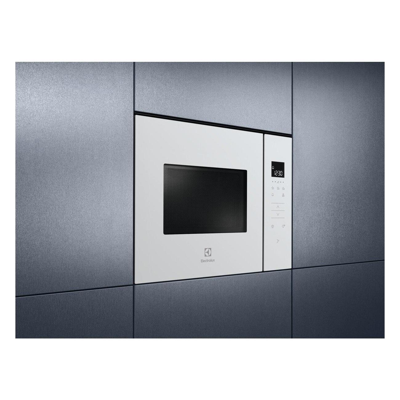 Un forno a microonde Siemens bianco da incasso con display digitale e pannello di controllo.
