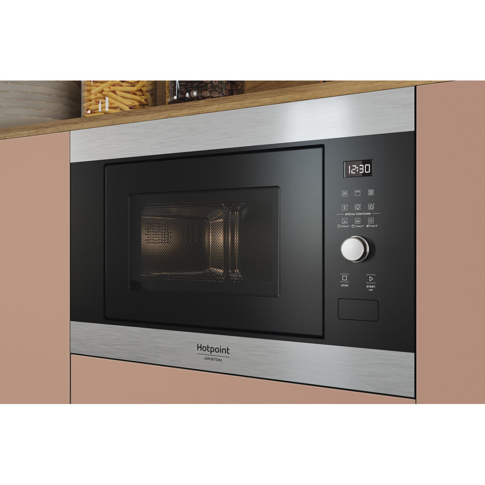 Forno a microonde da incasso con porta nera, display digitale e finiture argentate.