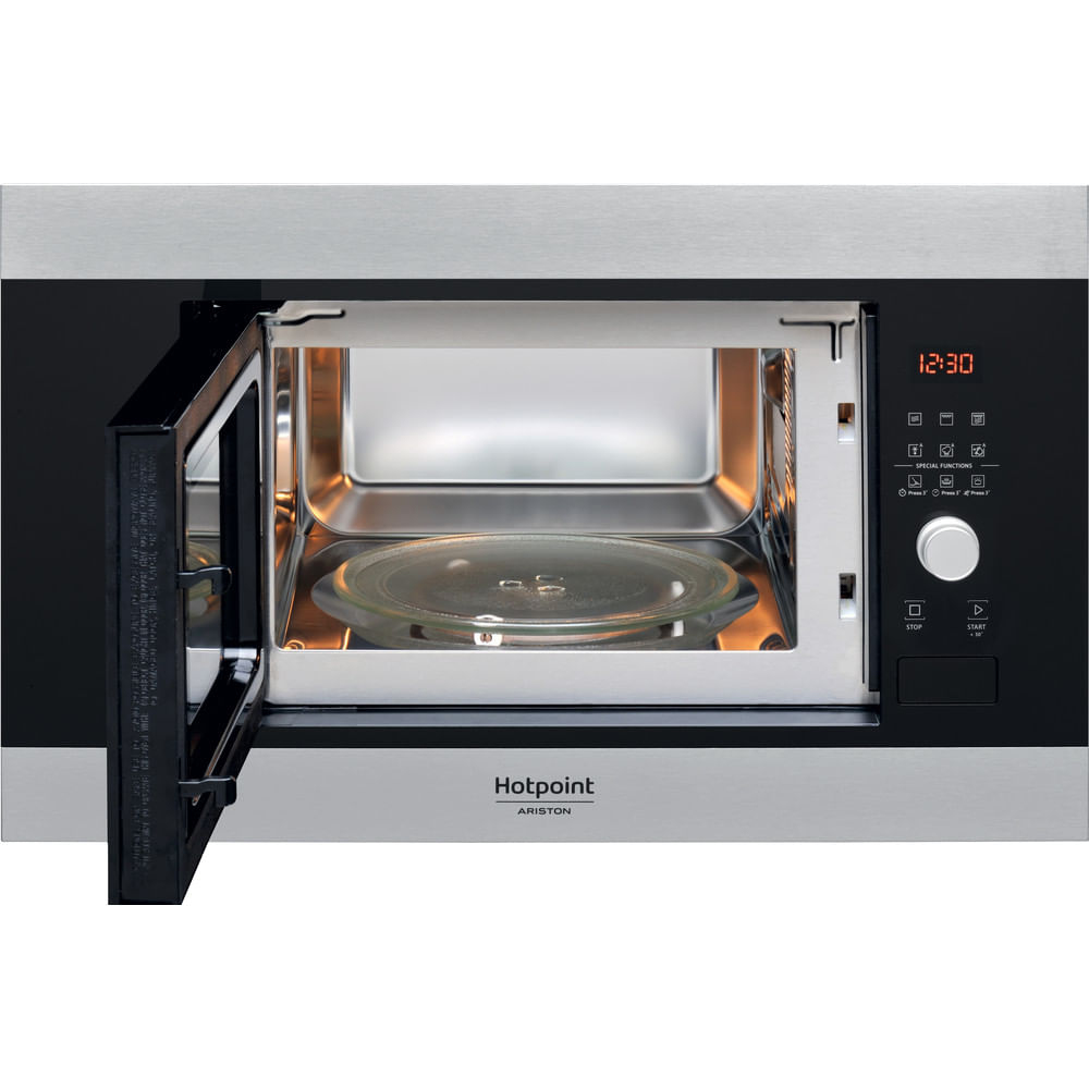 Microonde Hotpoint con porta aperta. Piatto in vetro visibile all'interno. Design argento e nero.