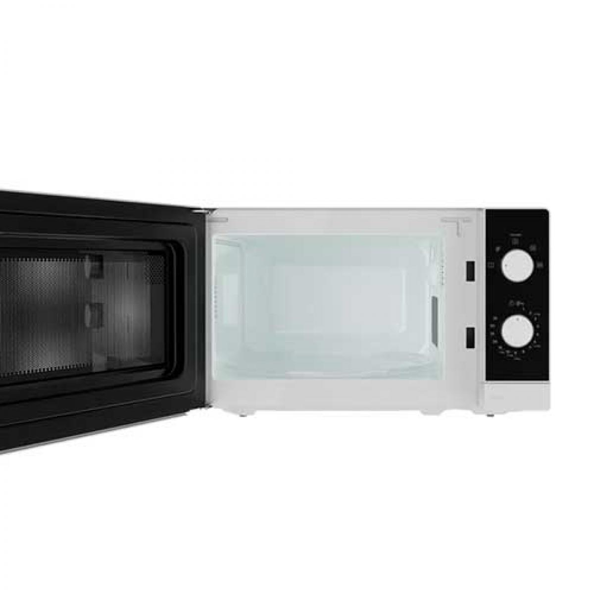 Biała kuchenka mikrofalowa z otwartymi drzwiami. Wnętrze widoczne. Panel sterowania z przyciskami i pokrętłem po prawej.