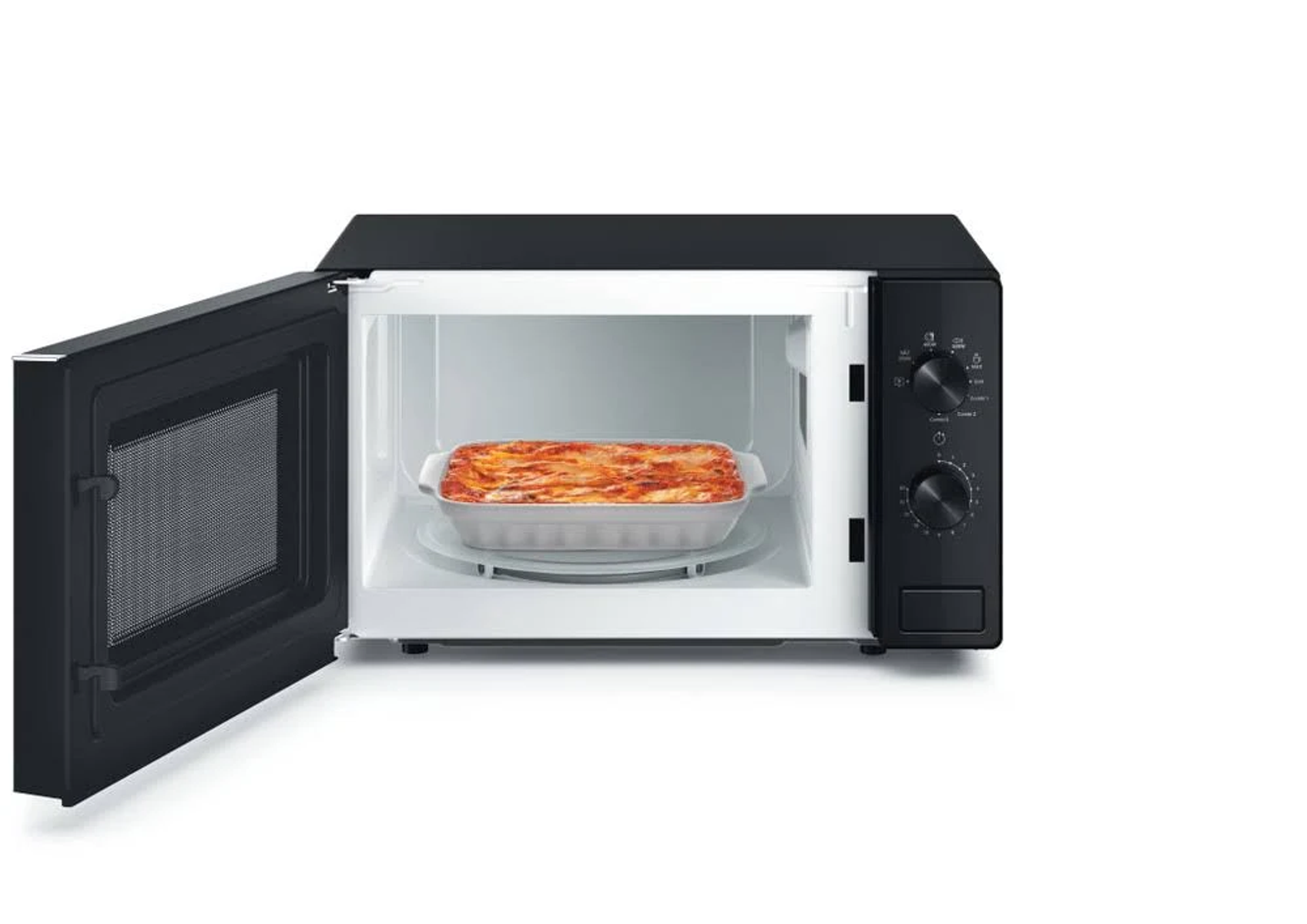 Forno a microonde nero con porta aperta, che rivela un piatto di lasagne all'interno.