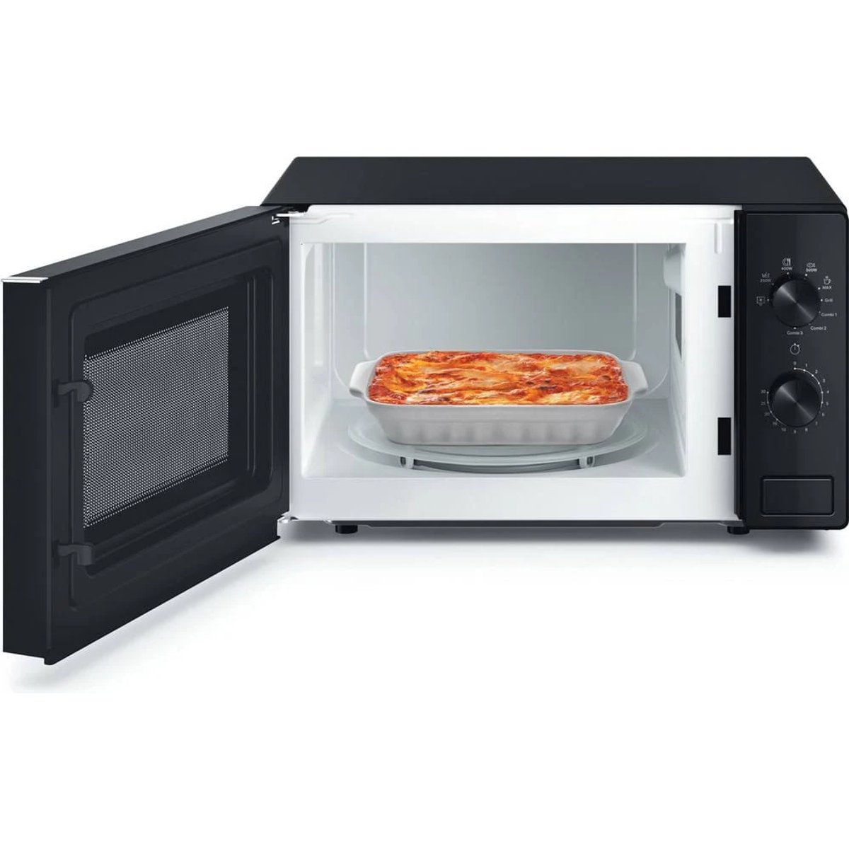 Microonde nero con porta aperta. Un piatto di lasagne all'interno. Comandi sul lato destro.