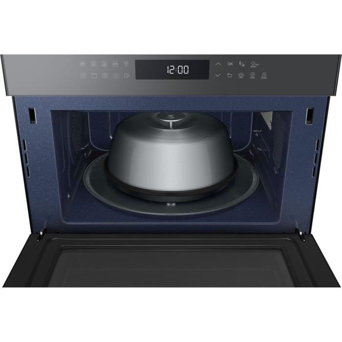 Kuchenka mikrofalowa z otwartymi drzwiami. Wewnątrz metalowe urządzenie do gotowania na szklanym talerzu.