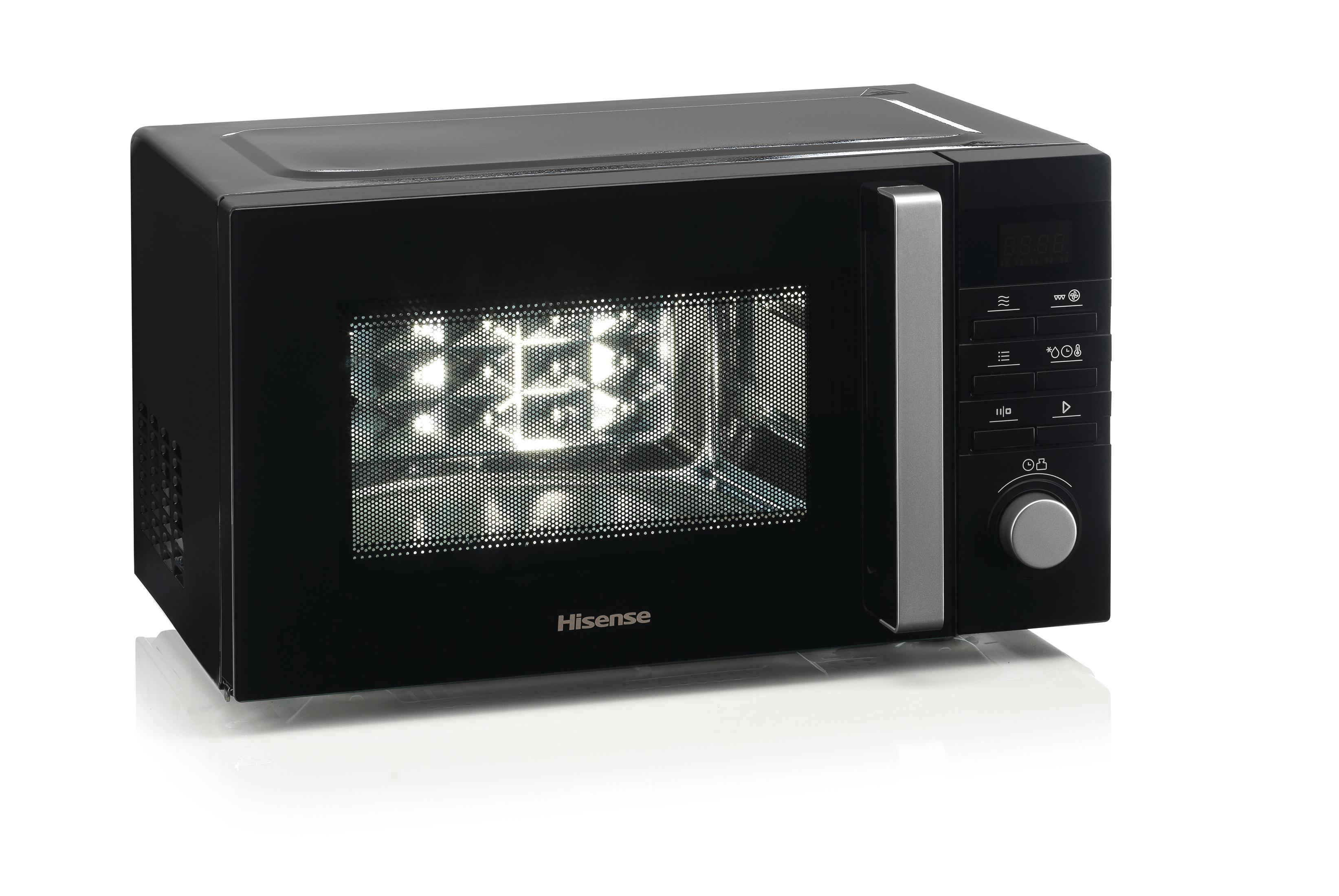 Schwarze Hisense Mikrowelle mit offener Tür. Innenbeleuchtung ist an. Weißer Hintergrund.