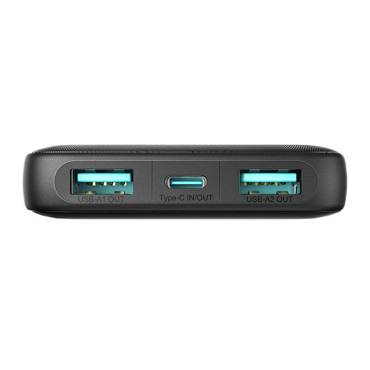Czarny power bank z trzema portami: 2 USB-A i 1 USB-C, wszystko na białym tle.