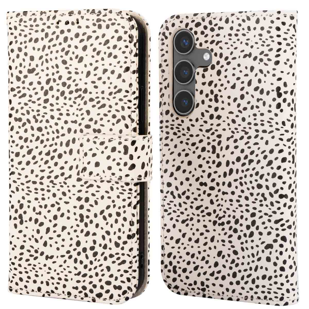 Telefoonhoesje in twee delen met luipaardprint. Witte achtergrond met zwarte vlekken. De hoes is open.