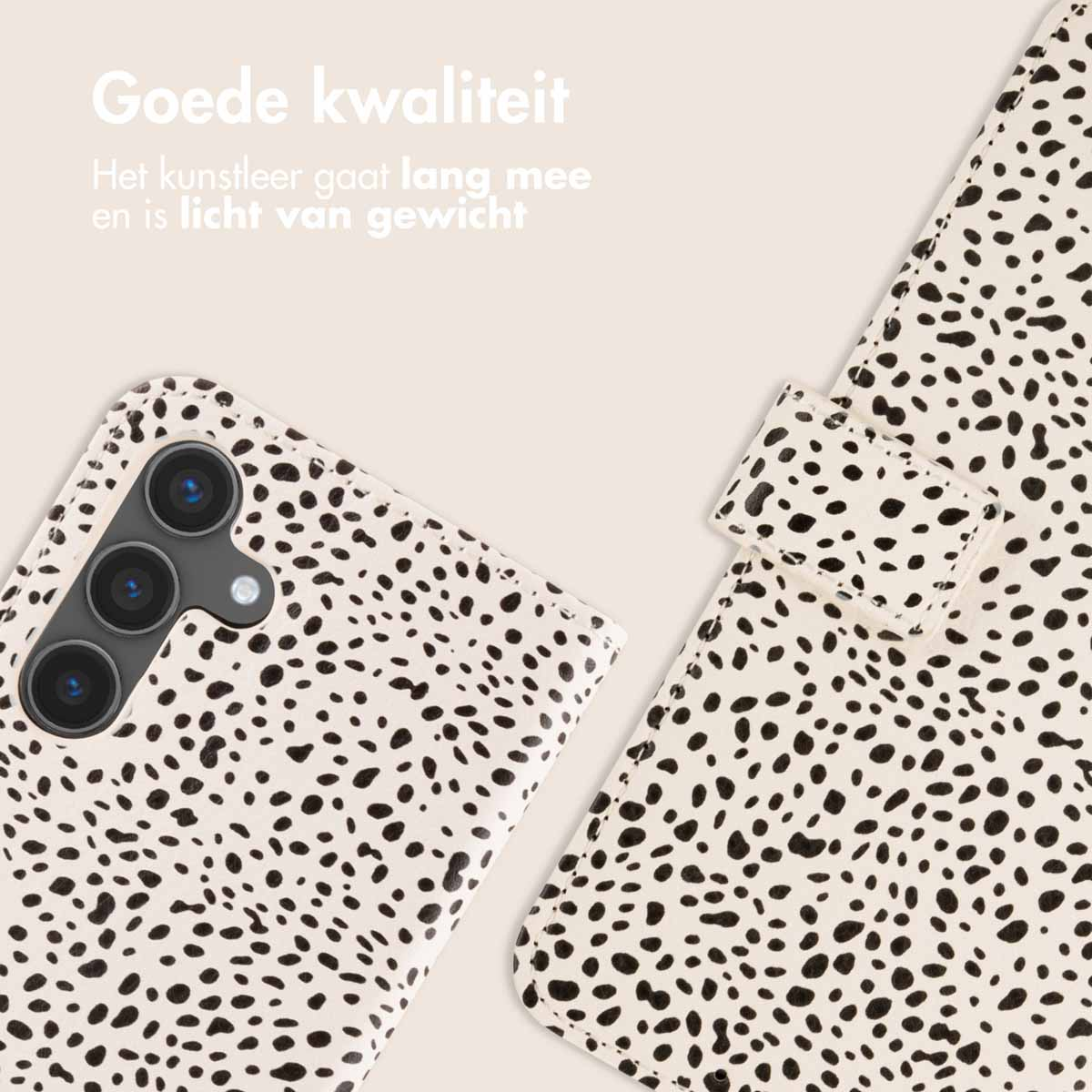 Een telefoonhoesje met een zwart-wit dalmatiërpatroon. De hoes is open en toont de binnenkant.