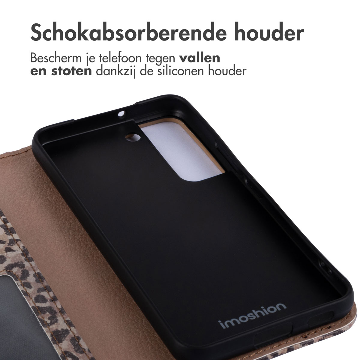 Coque de téléphone noire dans un étui marron léopard, avec le logo imoshion.