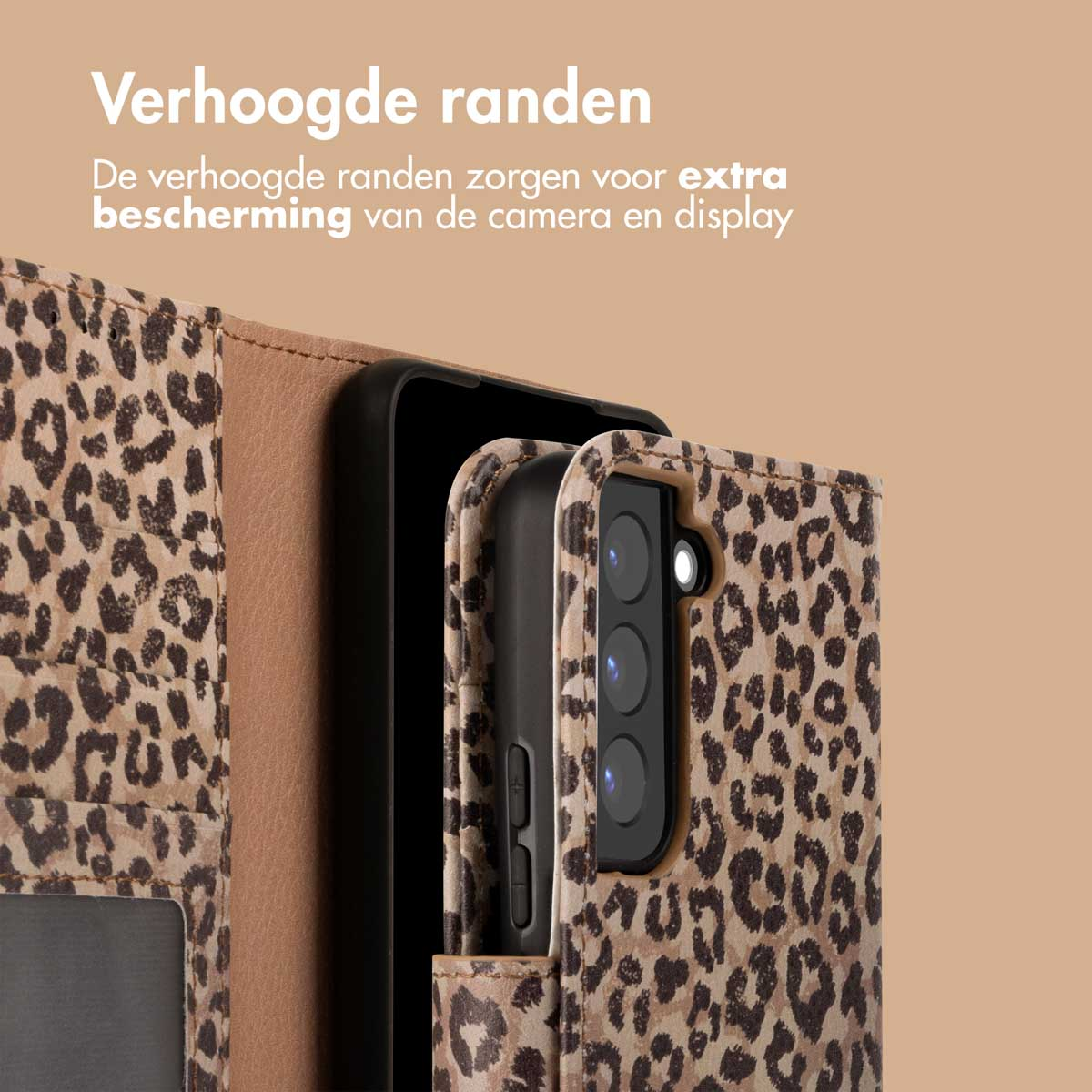 Coque de téléphone à imprimé léopard. Téléphone à l'intérieur de l'étui, bords protecteurs. Étui ouvert, caméra en haut à droite.