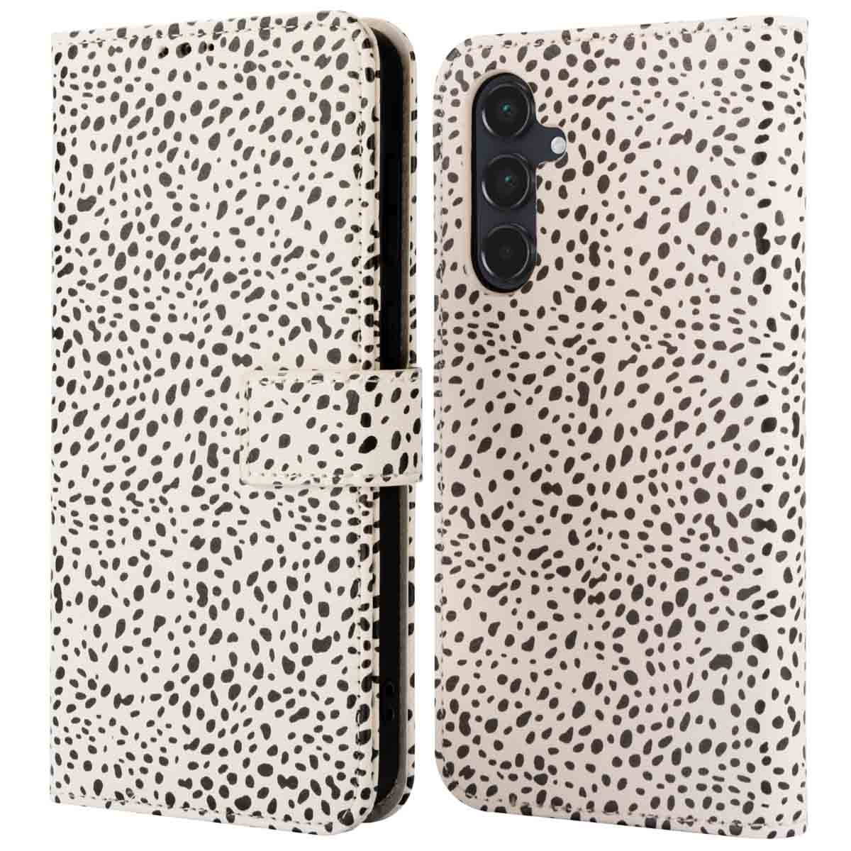 Une coque de téléphone en position ouverte avec un fond crème et des taches noires.