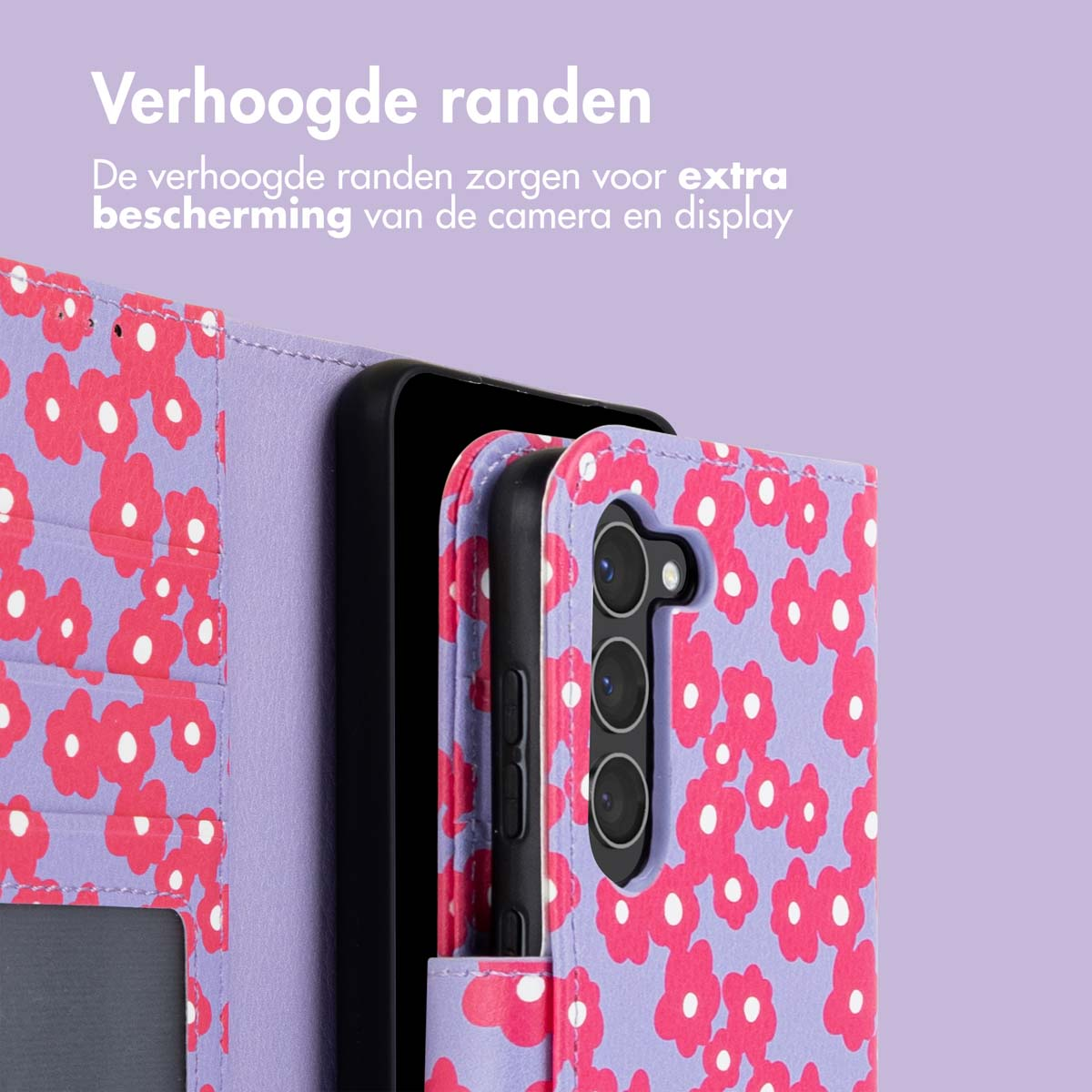 Une coque de téléphone avec un motif floral, ouverte, montrant le téléphone. Couleurs pourpre et rouge.