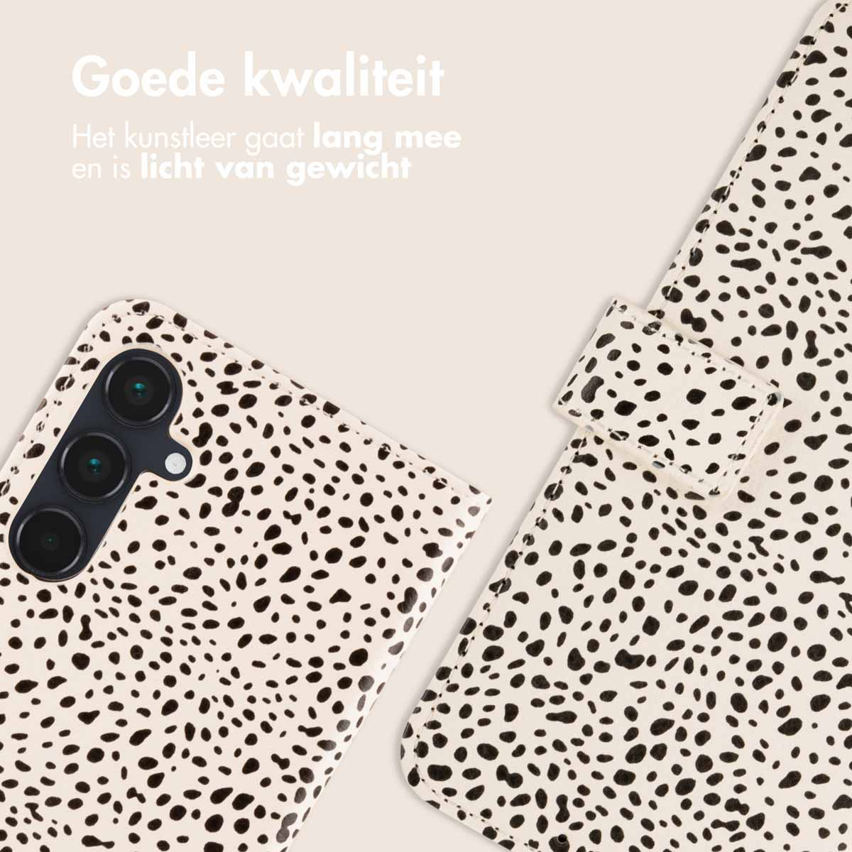 Coque de téléphone ouverte, avec imprimé dalmatien. Le téléphone est à l'intérieur.