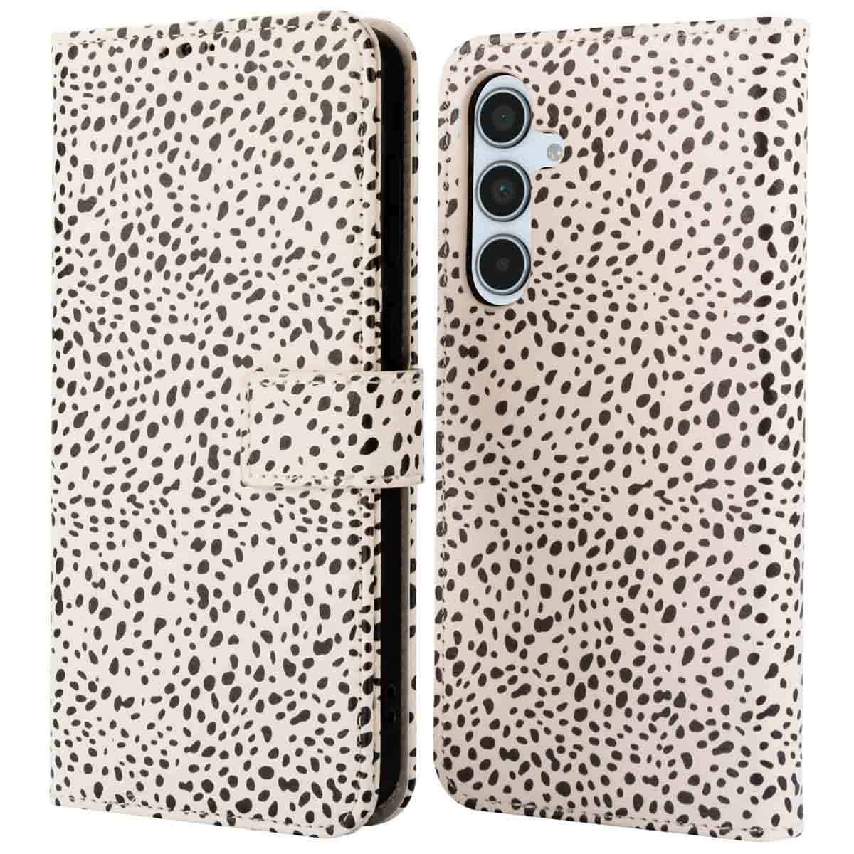 Telefoonhoesje met witte achtergrond en zwarte stippen. De hoes is open en toont een telefoon.