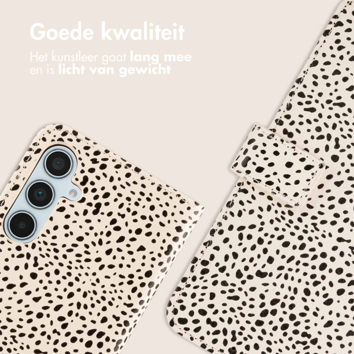Telefoonhoes met zwart-wit gestippeld design. Dalmatiër-achtig patroon.