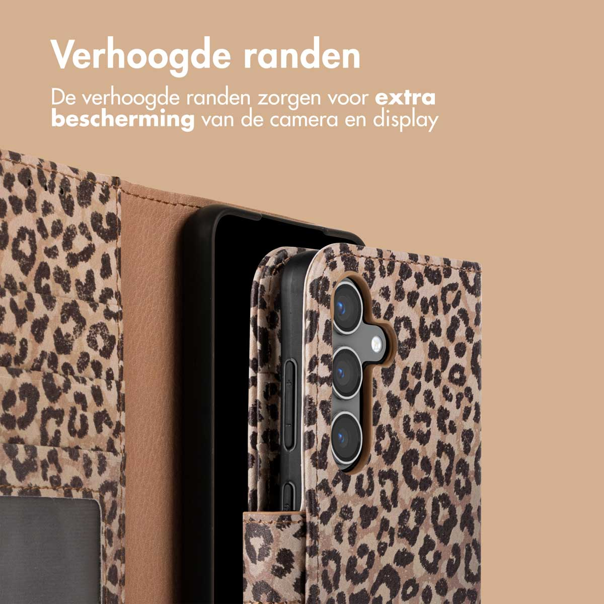 Telefoonhoesje met luipaardprint. Bruine en bruinge vlekken op een lichtbruine achtergrond. Er zit een telefoon in.
