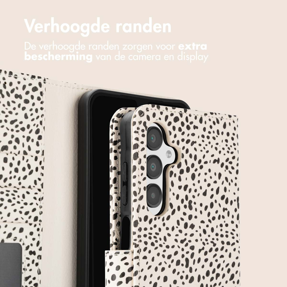 Étui de téléphone avec motif à pois dalmatien et téléphone noir à l'intérieur. Texte : Bords surélevés.