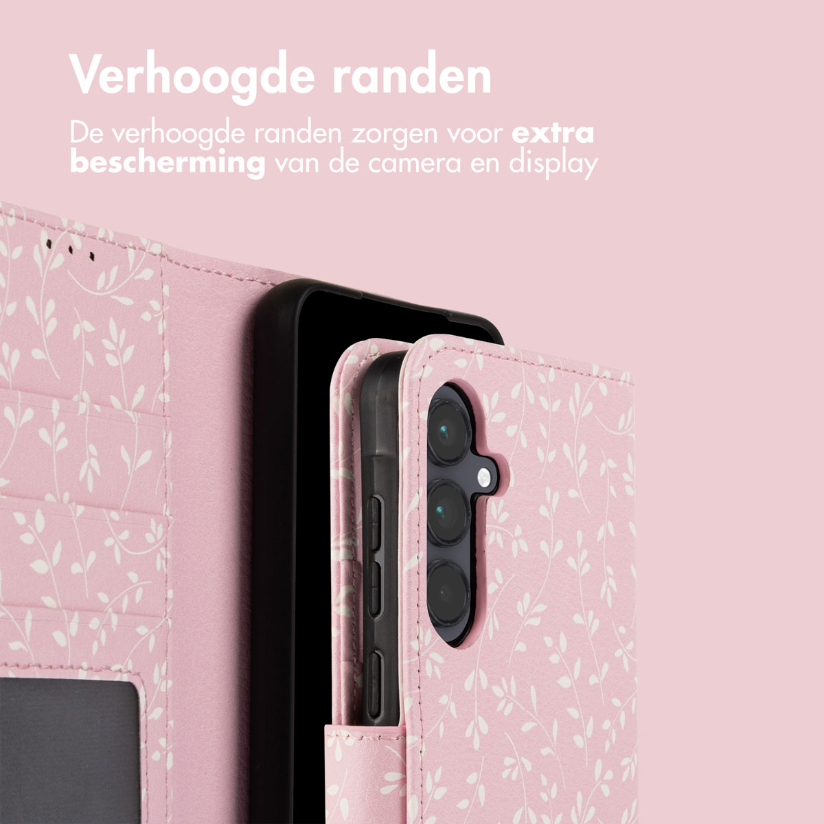 Open telefoonhoesje met roze bladerenpatroon en een zwarte telefoon erin.