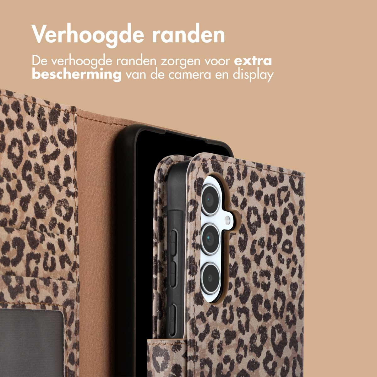 Telefoonhoesje met luipaardprint. Bruine en bruinge vlekken op een lichtbruine achtergrond. Er zit een telefoon in.